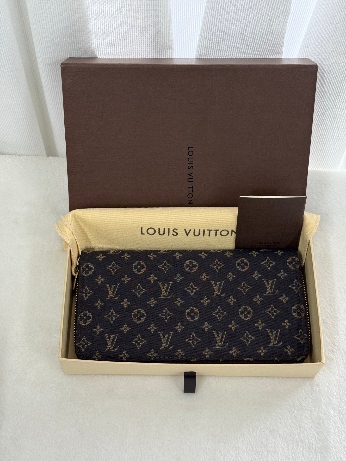LOUIS VUITTON Zippy Long Purse