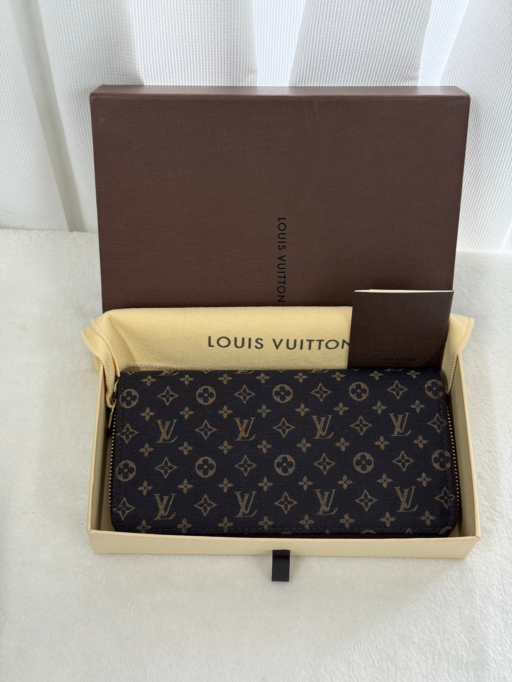 LOUIS VUITTON  Zippy Long Purse