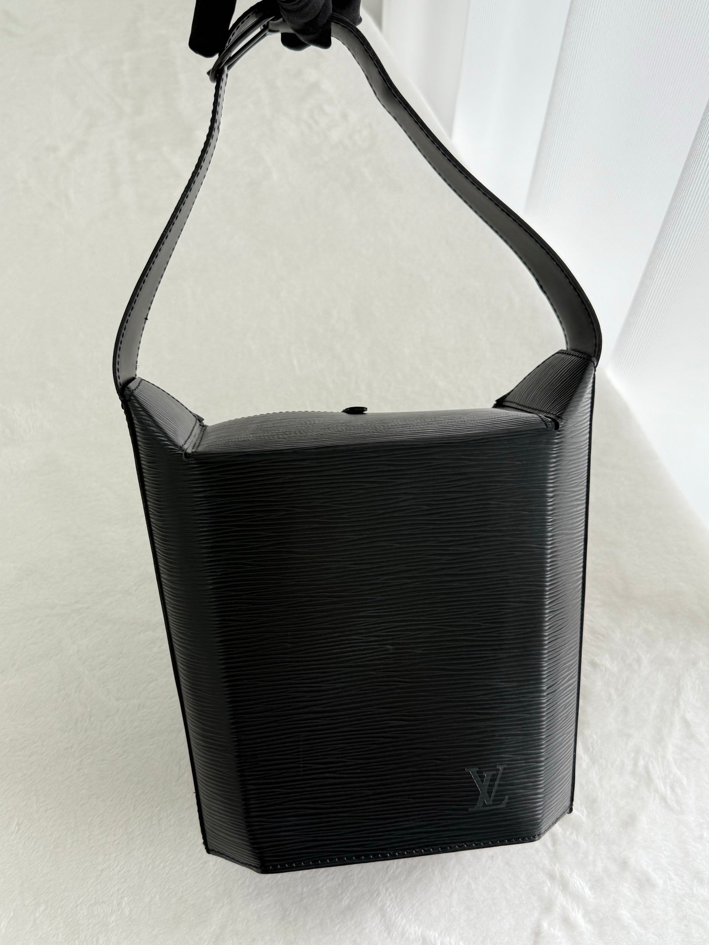 LOUIS VUITTON Epi Sac Seau Black Leather Shouler bag