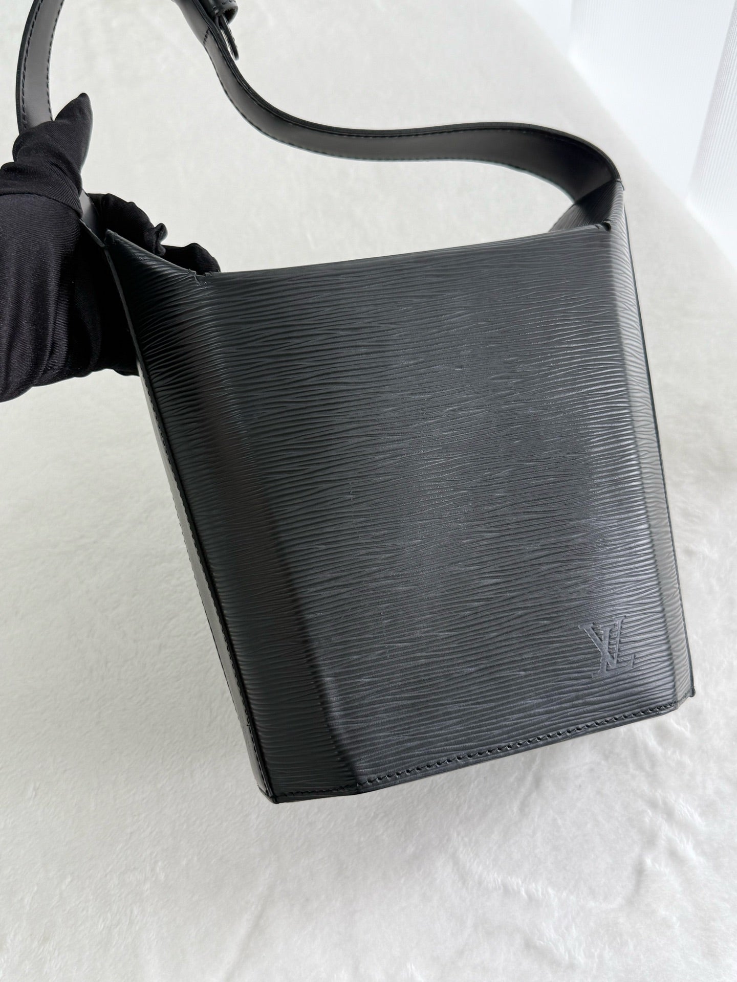 LOUIS VUITTON Epi Sac Seau Black Leather Shouler bag