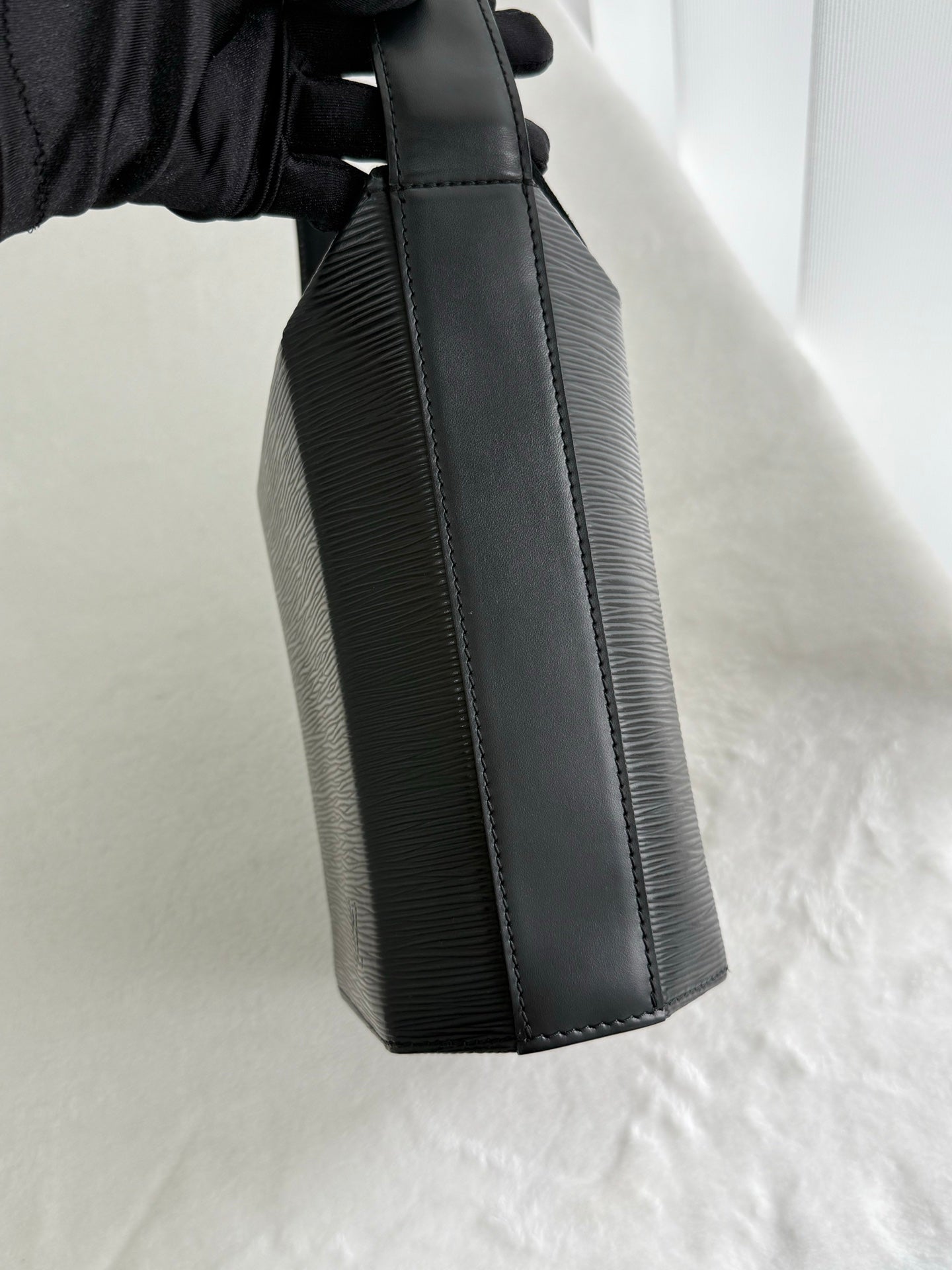 LOUIS VUITTON Epi Sac Seau Black Leather Shouler bag