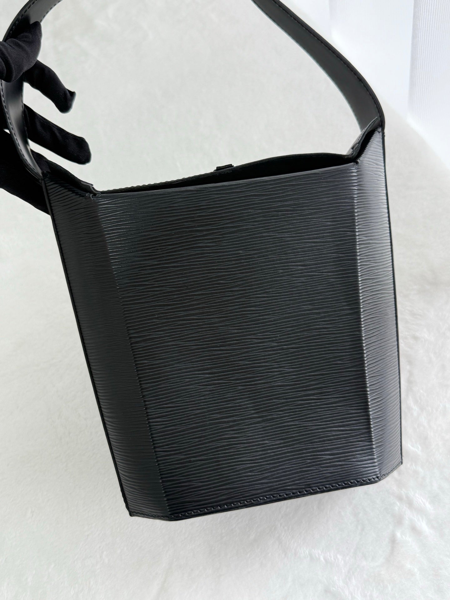 LOUIS VUITTON Epi Sac Seau Black Leather Shouler bag