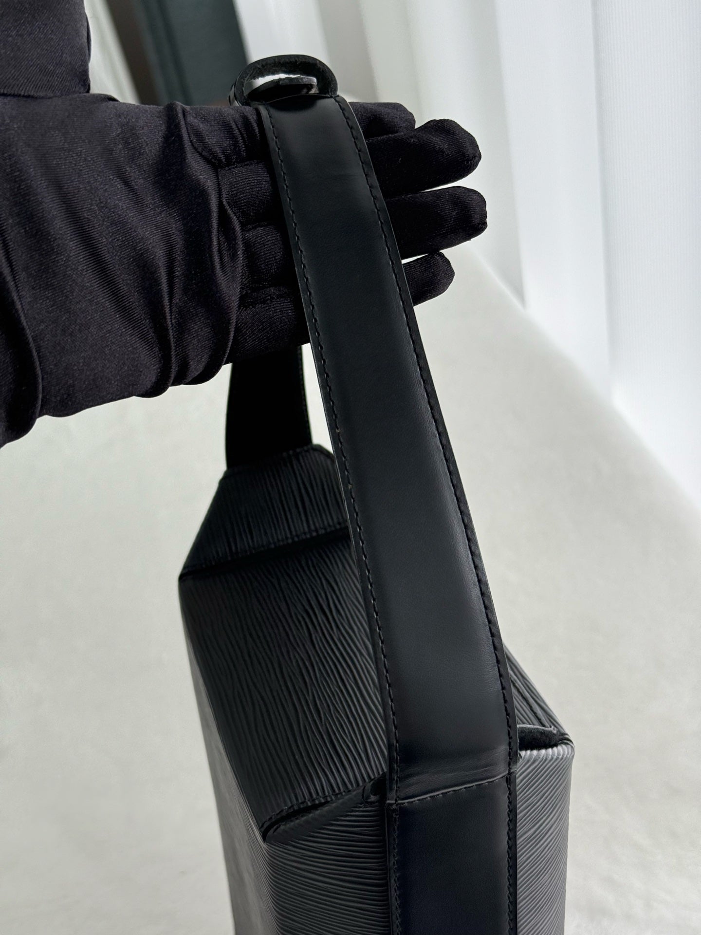 LOUIS VUITTON Epi Sac Seau Black Leather Shouler bag