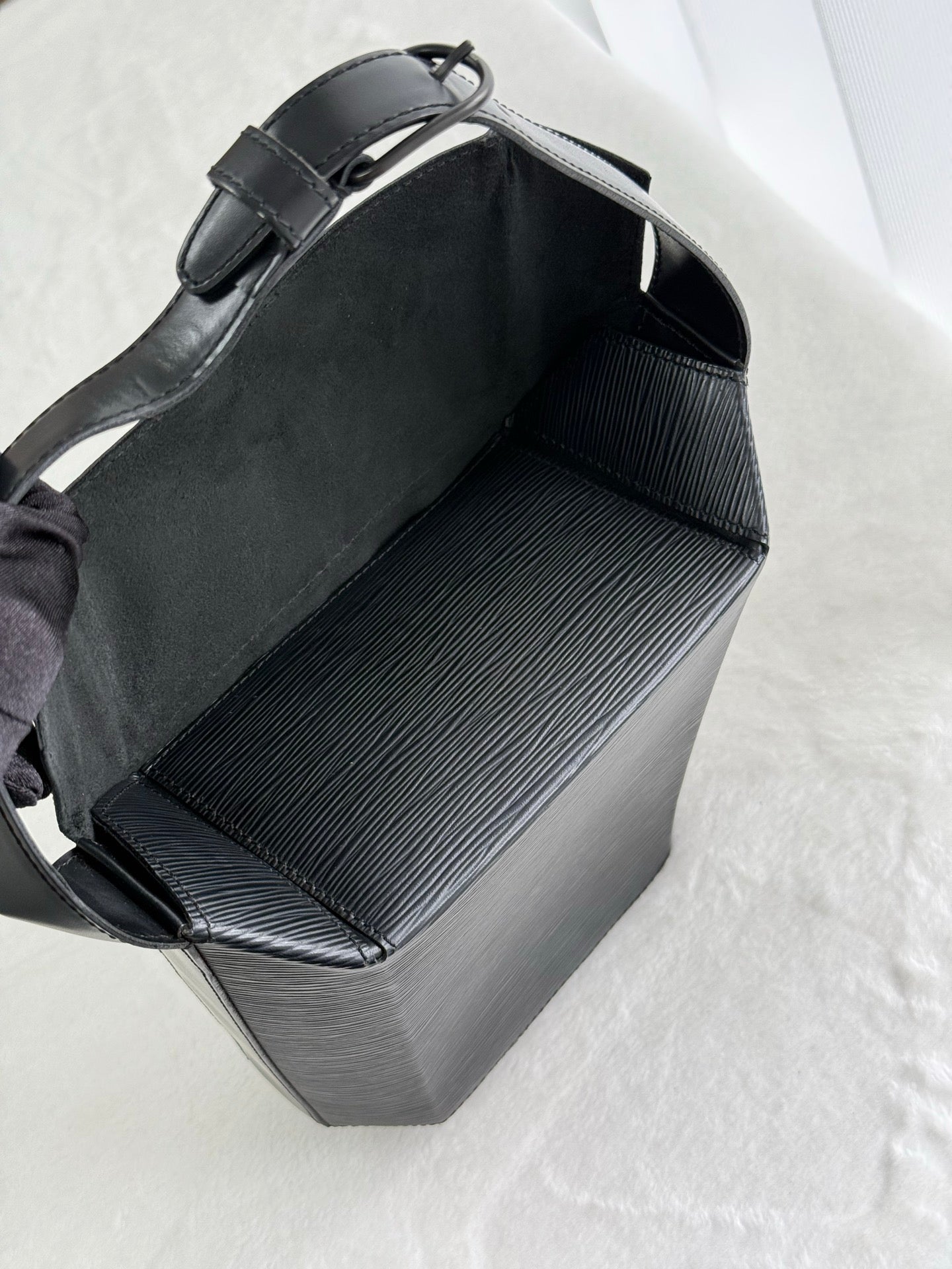LOUIS VUITTON Epi Sac Seau Black Leather Shouler bag