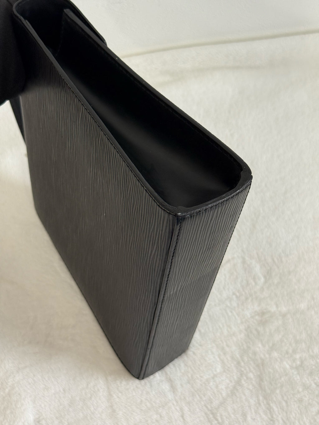 LOUIS VUITTON Epi Kelly Handbag