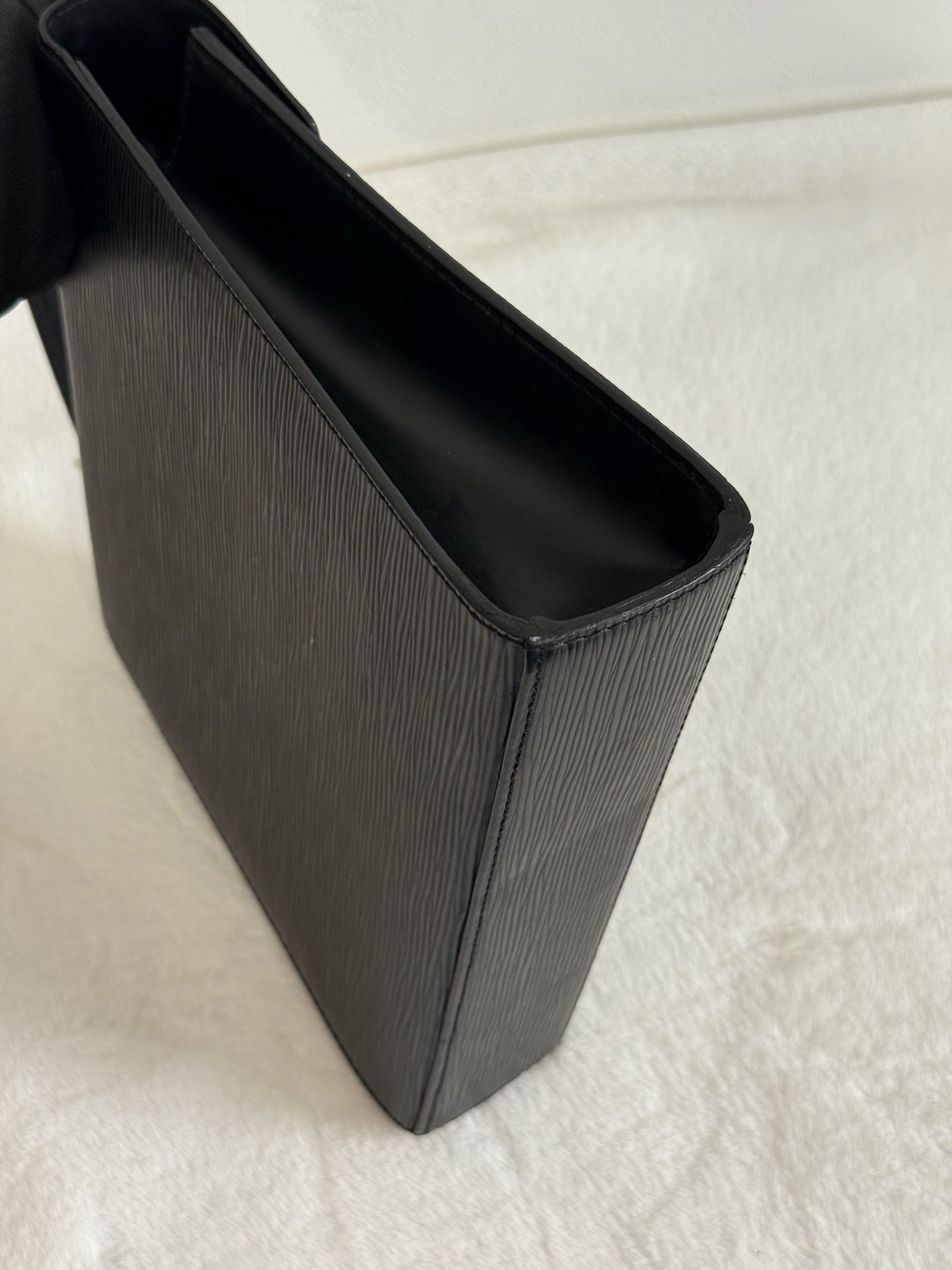 LOUIS VUITTON Epi Kelly Handbag