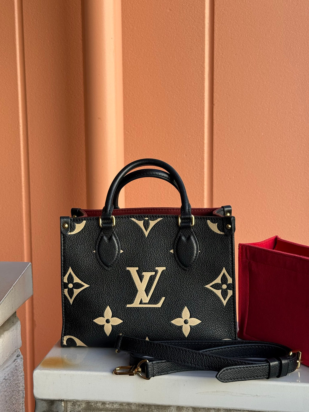 LOUIS VUITTON Onthego 2Ways Shoulder Bag