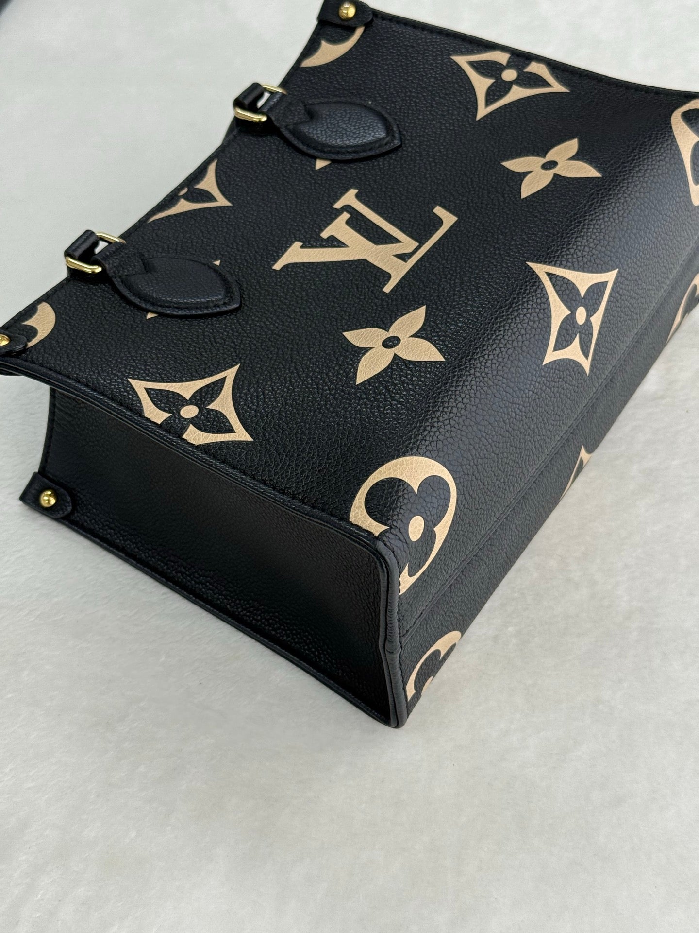 LOUIS VUITTON Onthego 2Ways Shoulder Bag