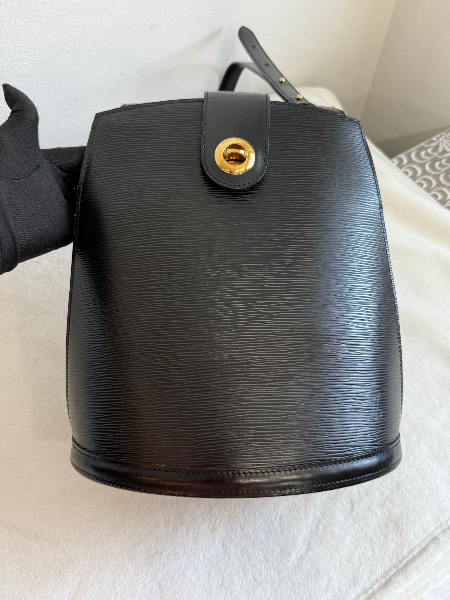 LOUIS VUITTON EPI Bucket Shoulder Bag