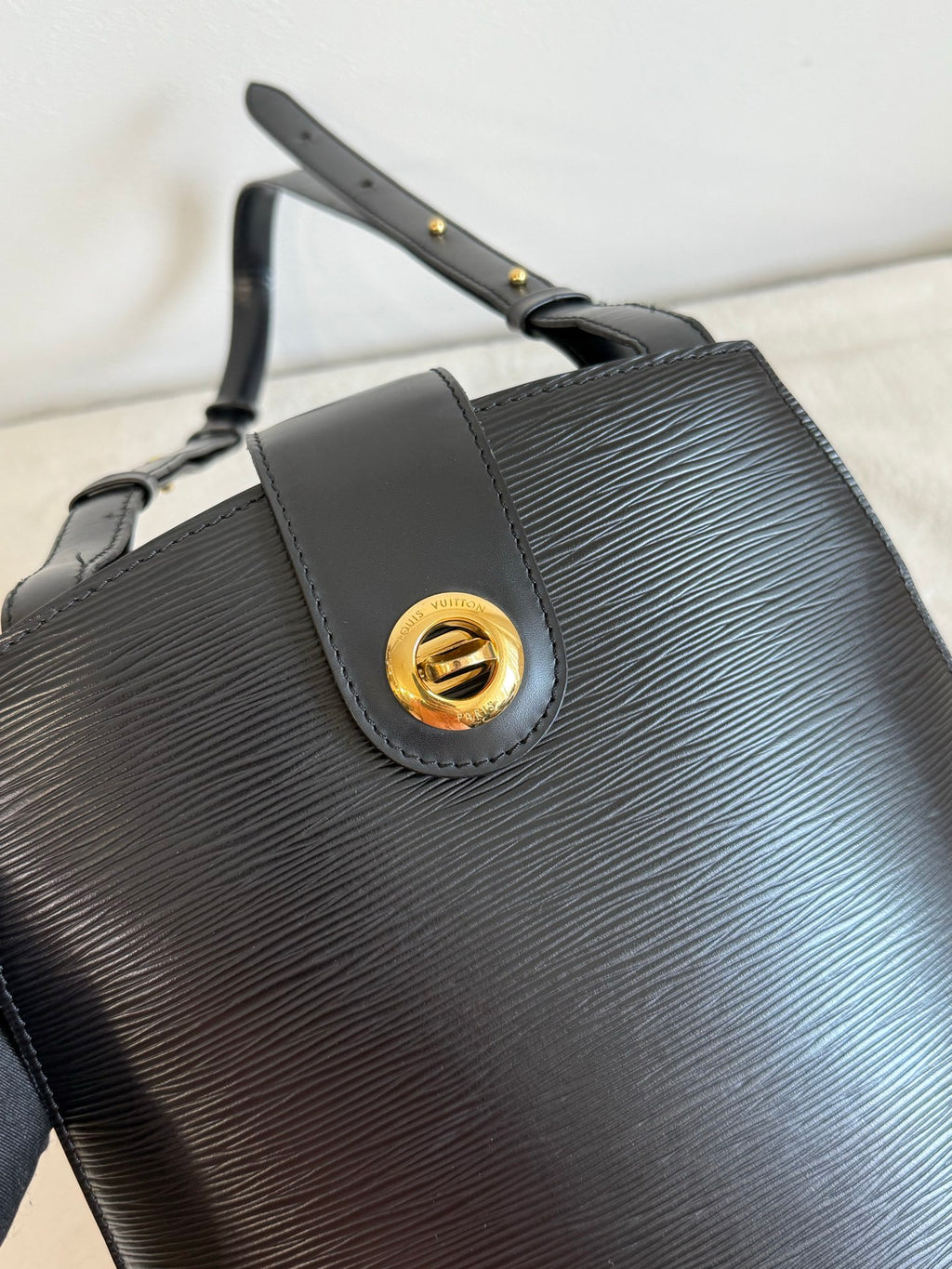 LOUIS VUITTON EPI Bucket Shoulder Bag