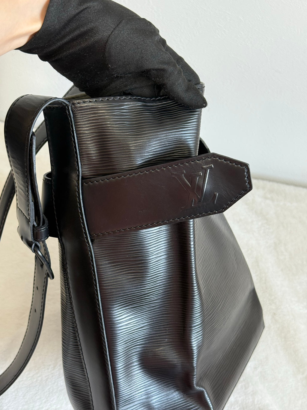 LOUIS VUITTON EPI bucket Bag
