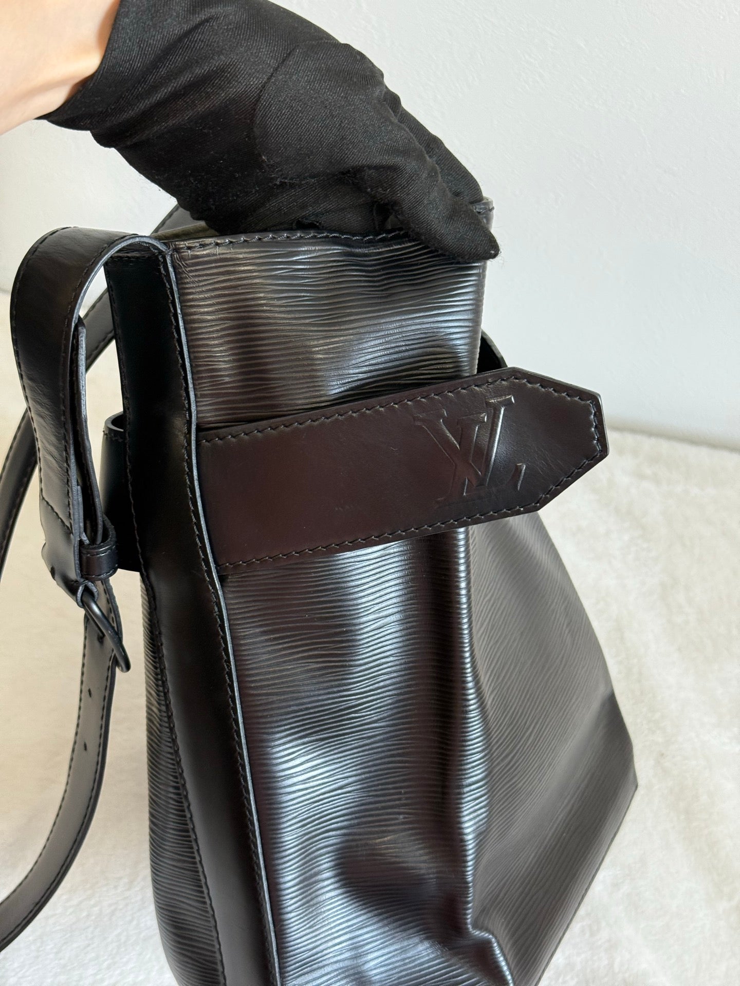 LOUIS VUITTON EPI bucket Bag