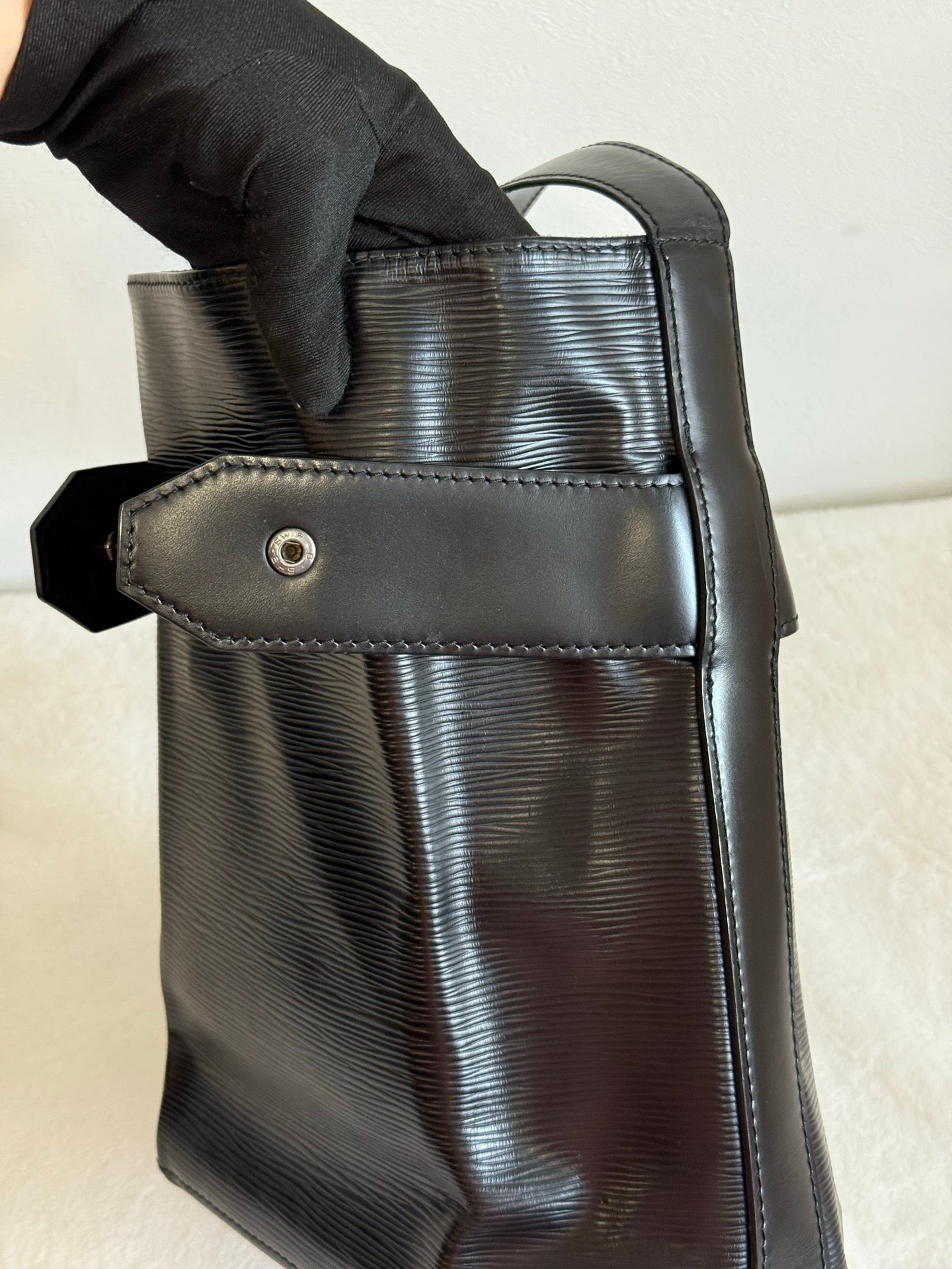 LOUIS VUITTON EPI bucket Bag