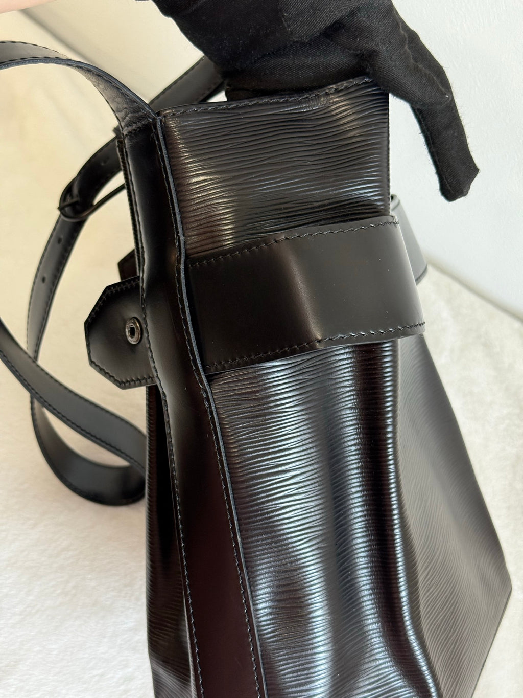 LOUIS VUITTON EPI bucket Bag
