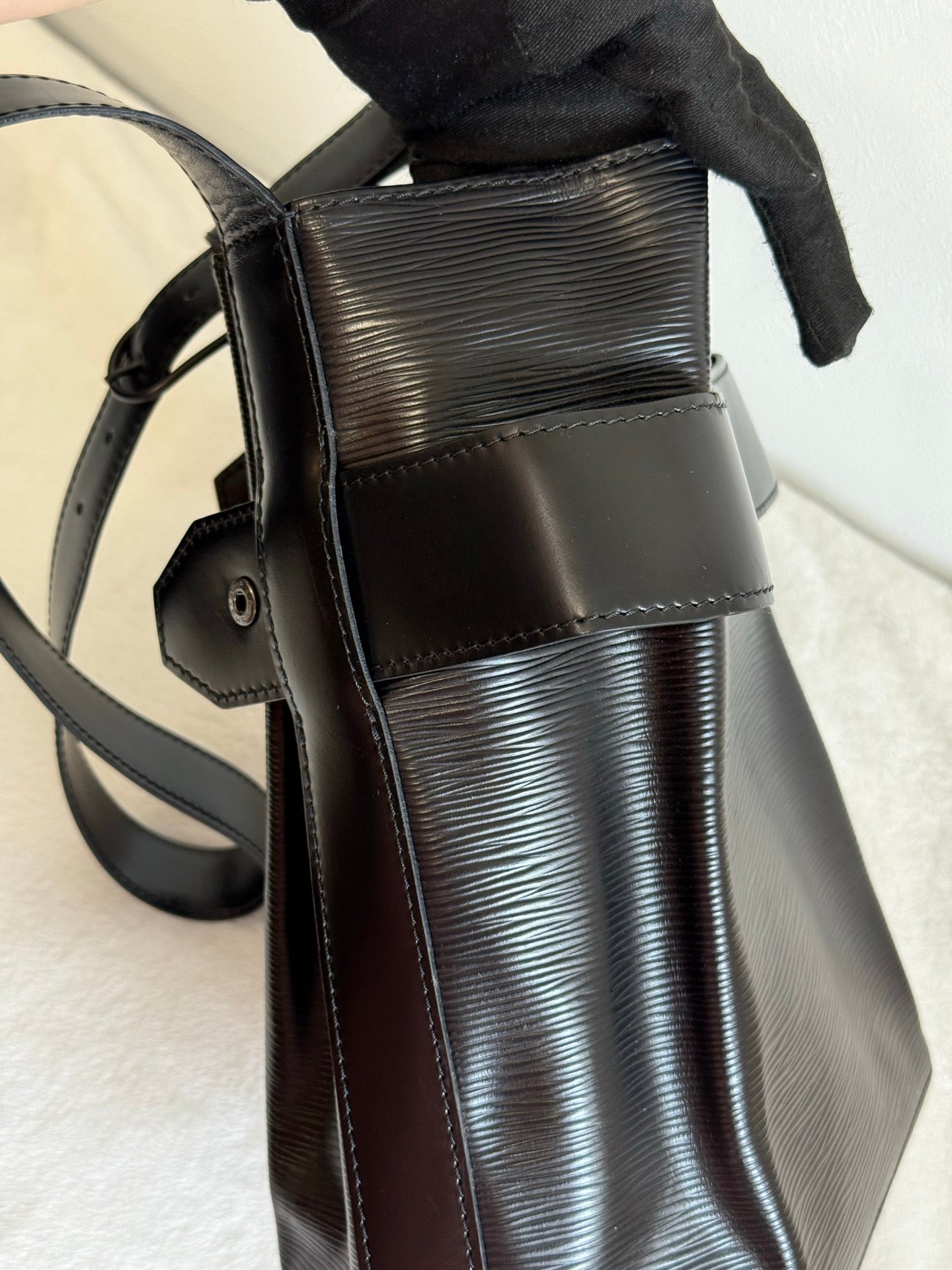 LOUIS VUITTON EPI bucket Bag