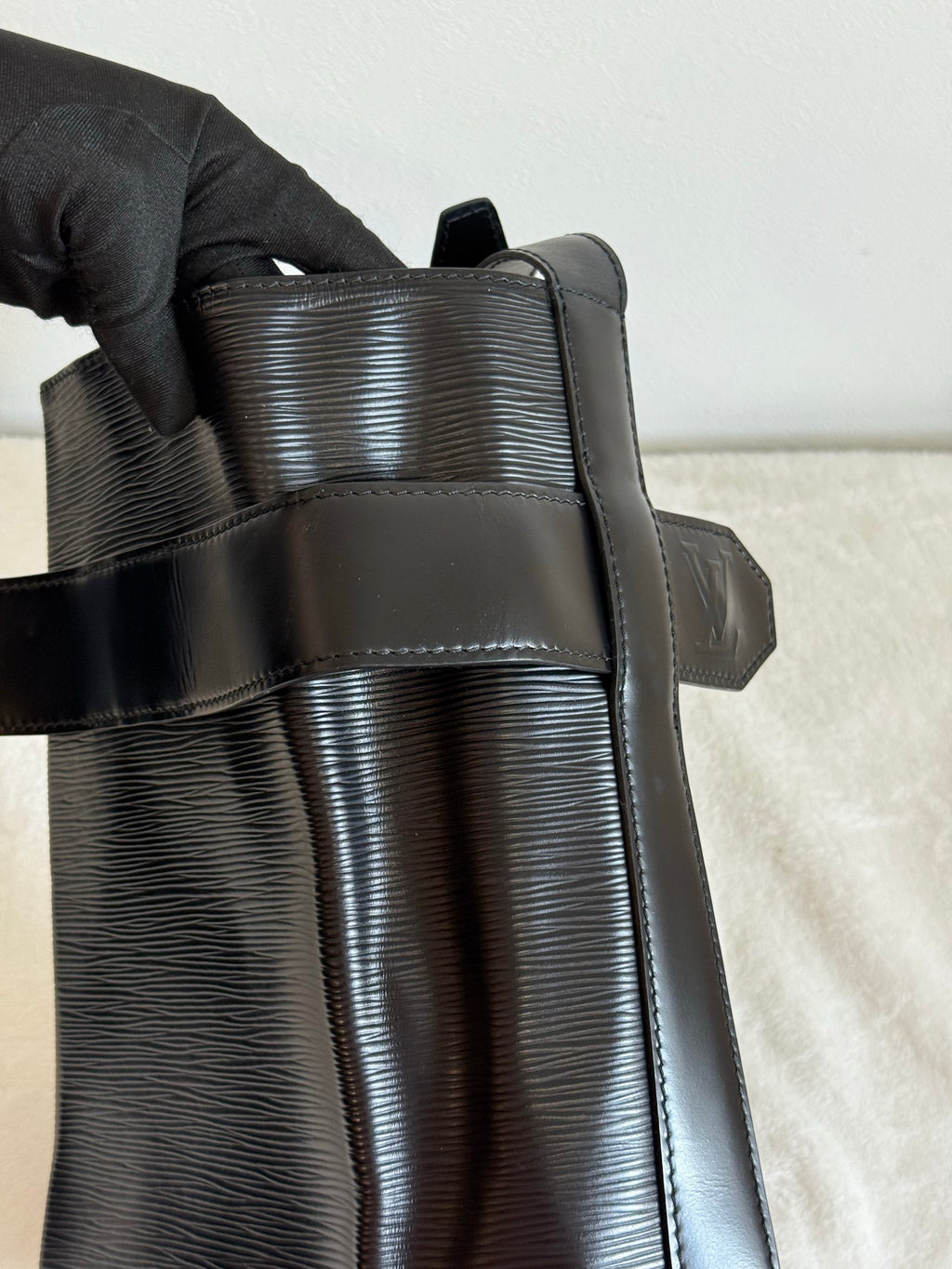 LOUIS VUITTON EPI bucket Bag