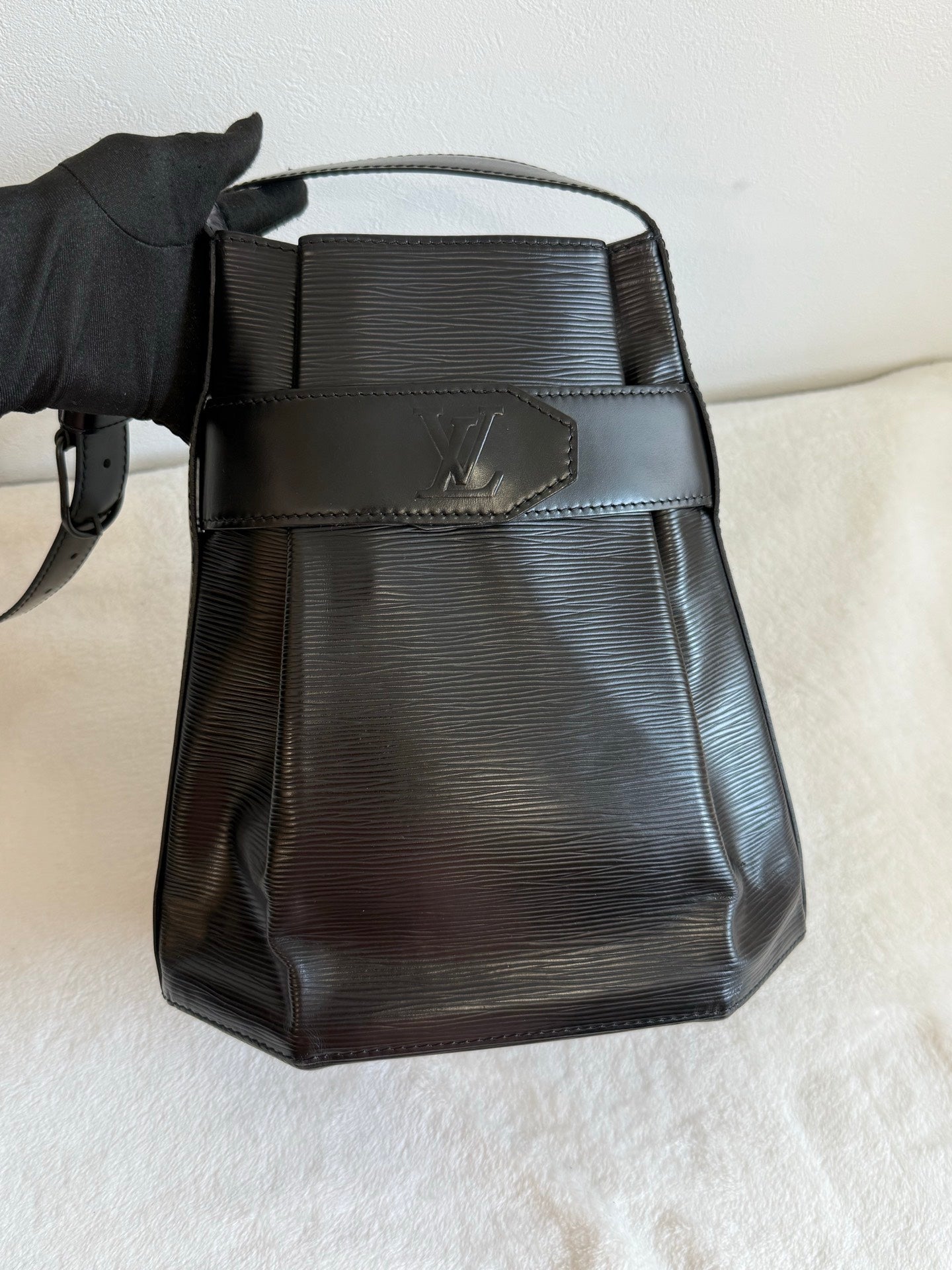 LOUIS VUITTON EPI bucket Bag