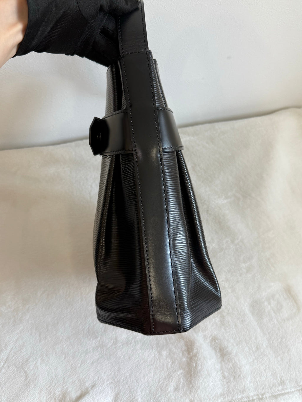 LOUIS VUITTON EPI bucket Bag