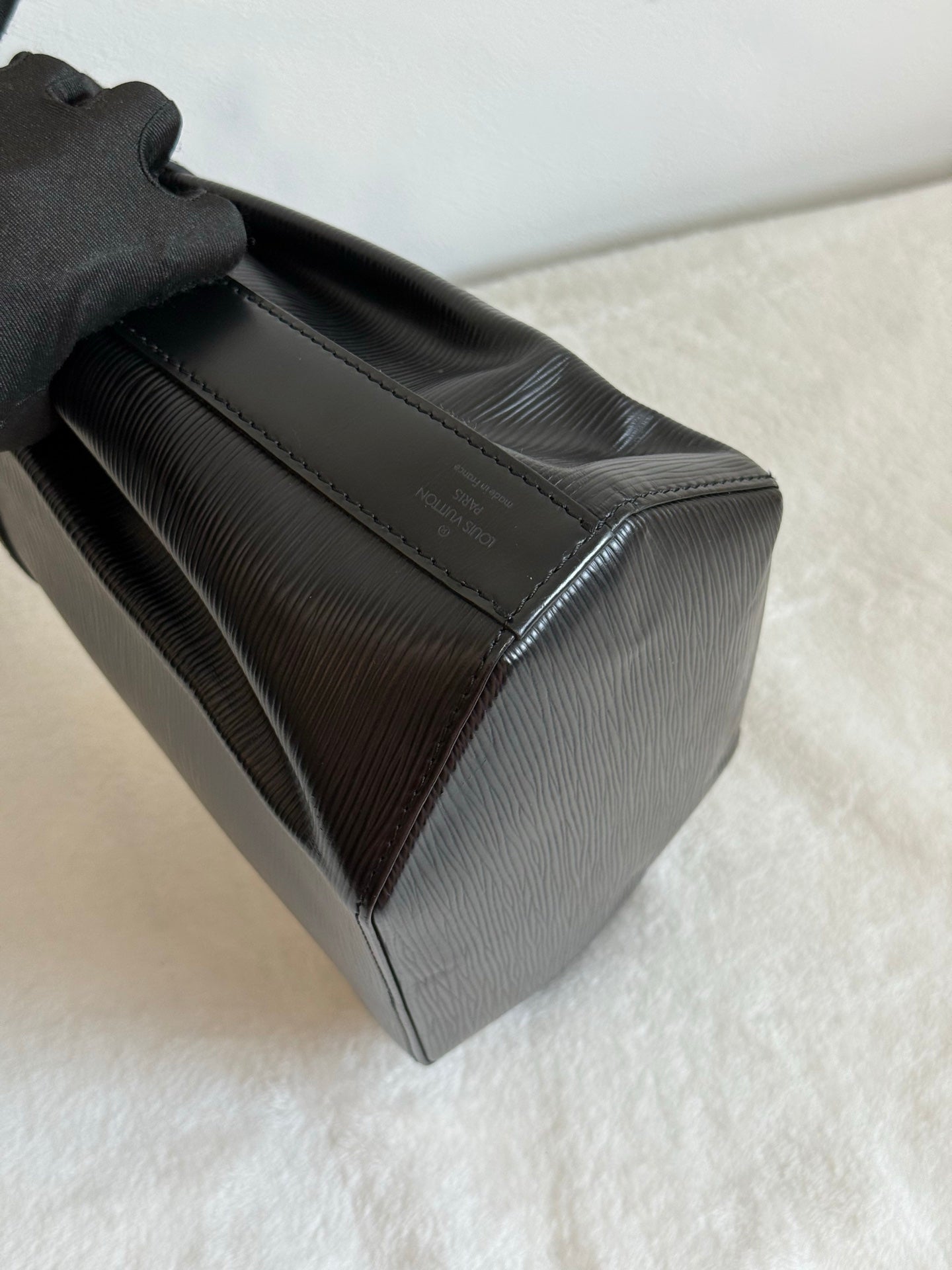 LOUIS VUITTON EPI bucket Bag