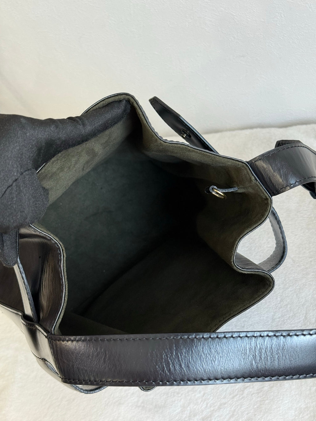 LOUIS VUITTON EPI bucket Bag