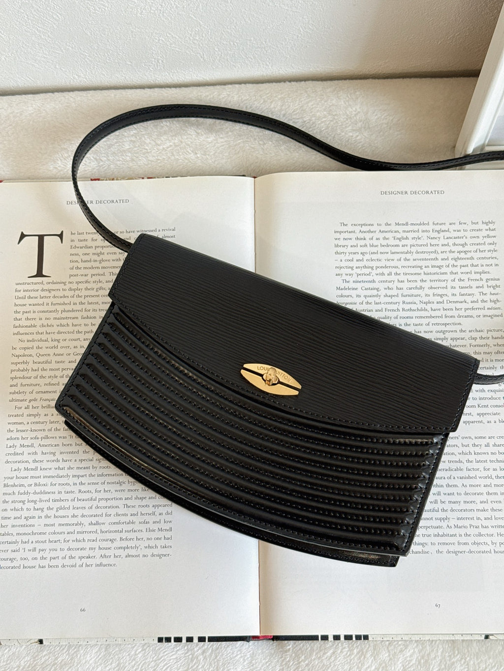 LOUIS VUITTON Shoulder Bag
