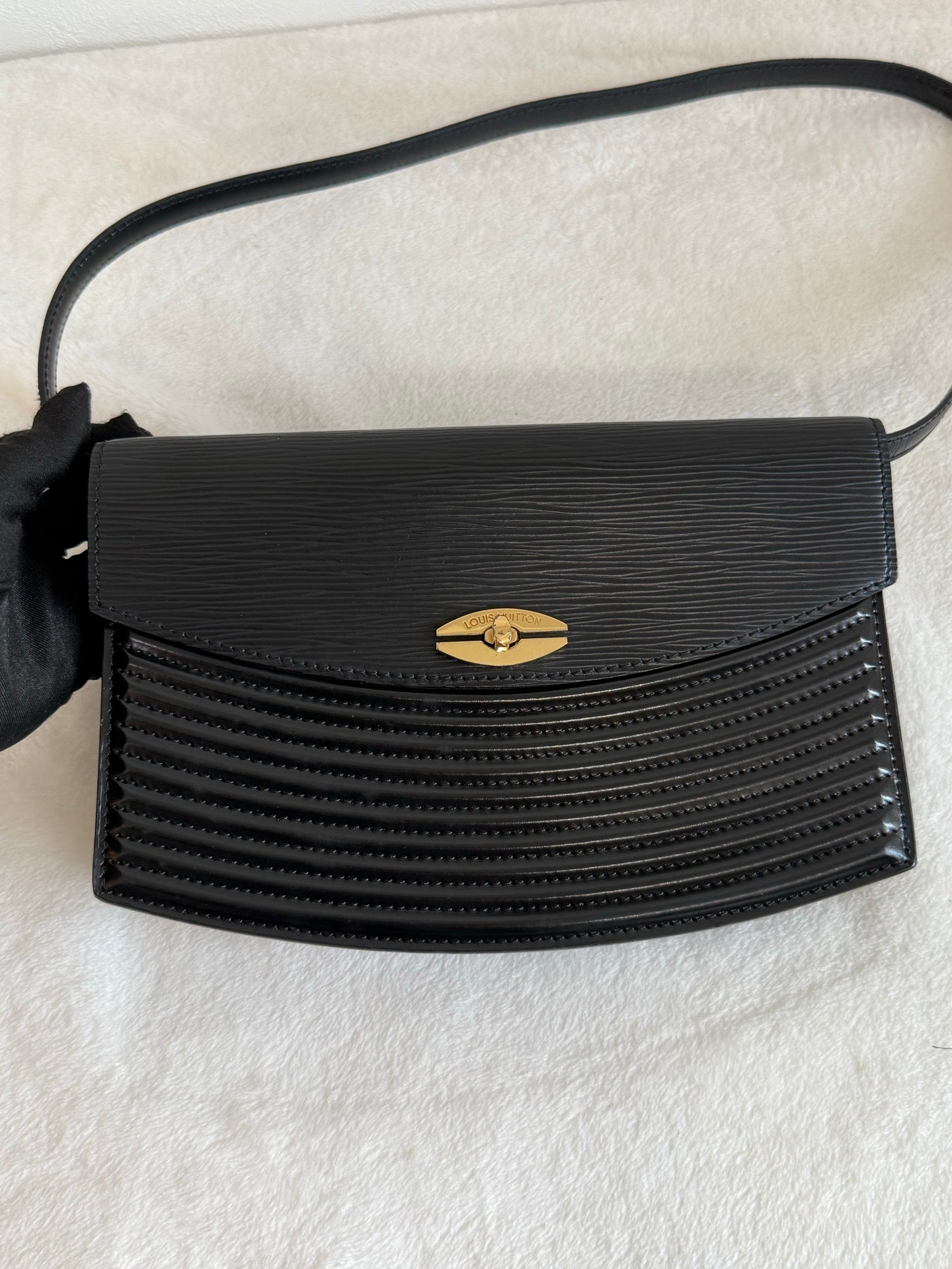 LOUIS VUITTON Shoulder Bag