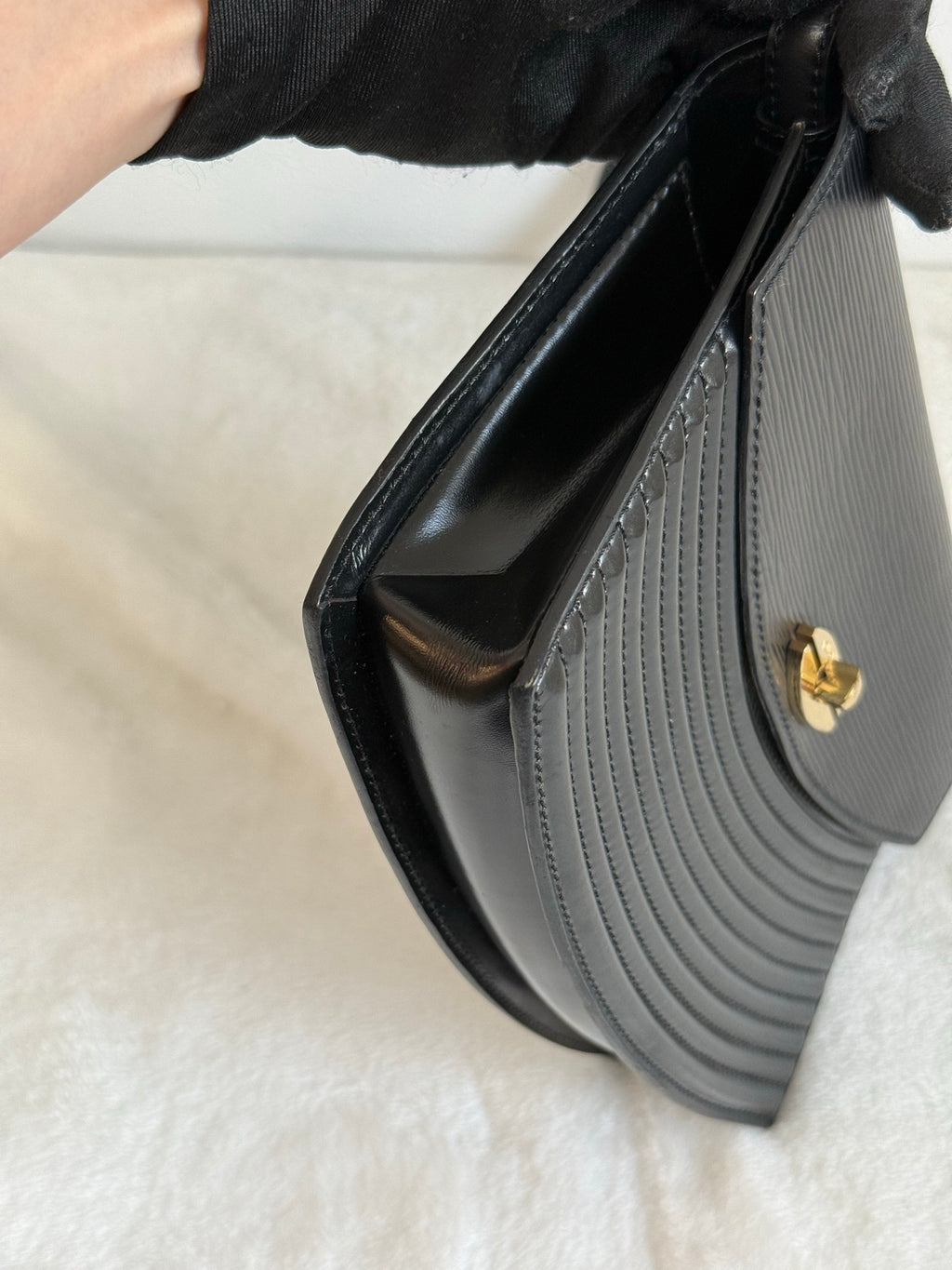 LOUIS VUITTON Shoulder Bag