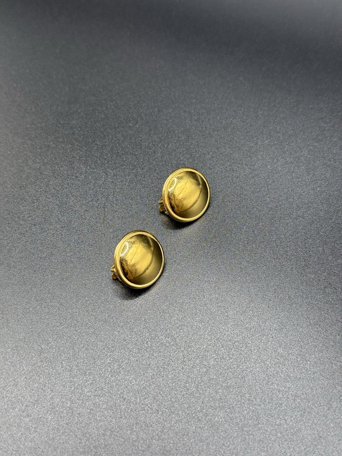 CHANEL Vintage Clips On Earring