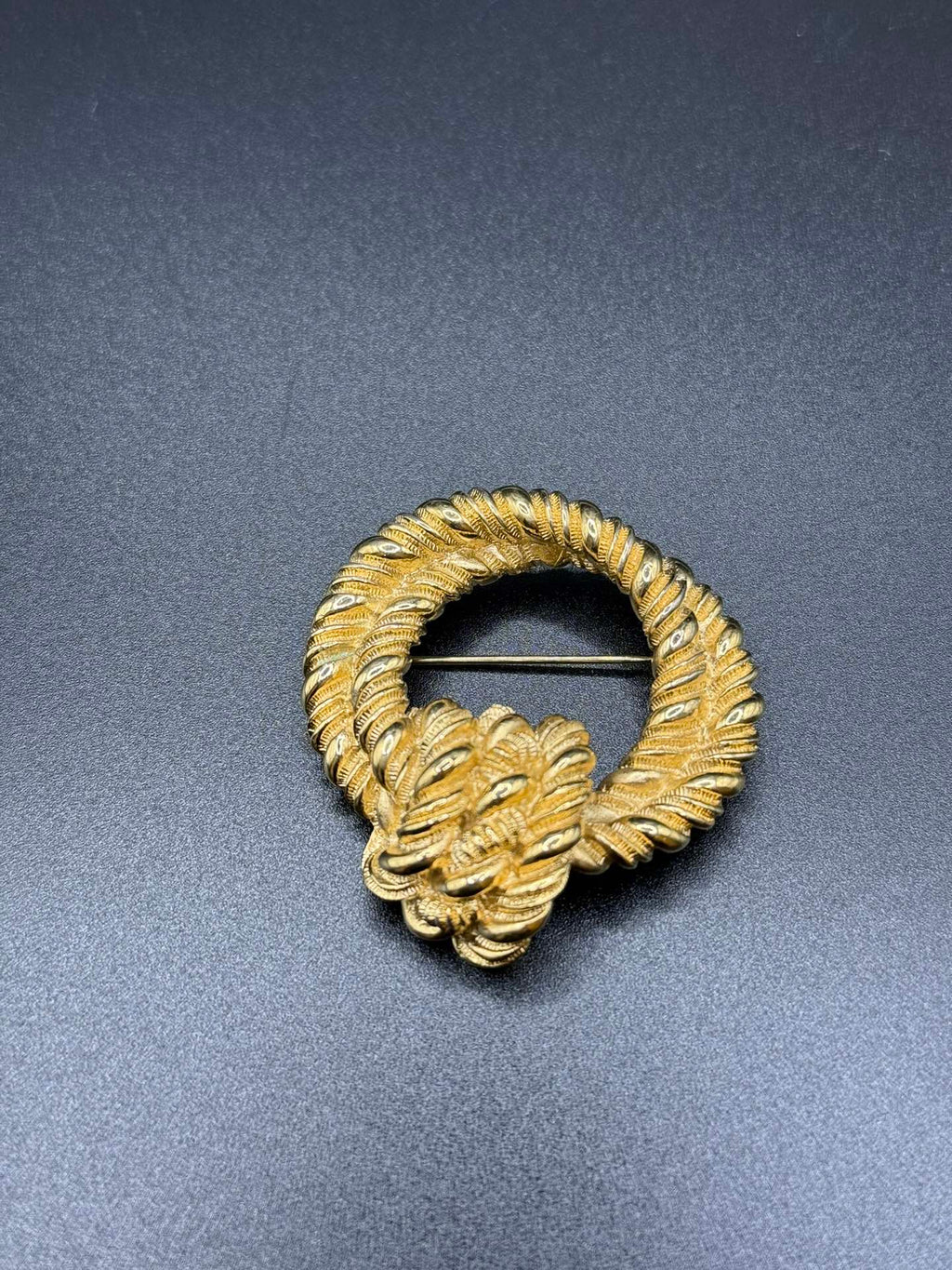 DIOR  Rope-Knot Link Brooch
