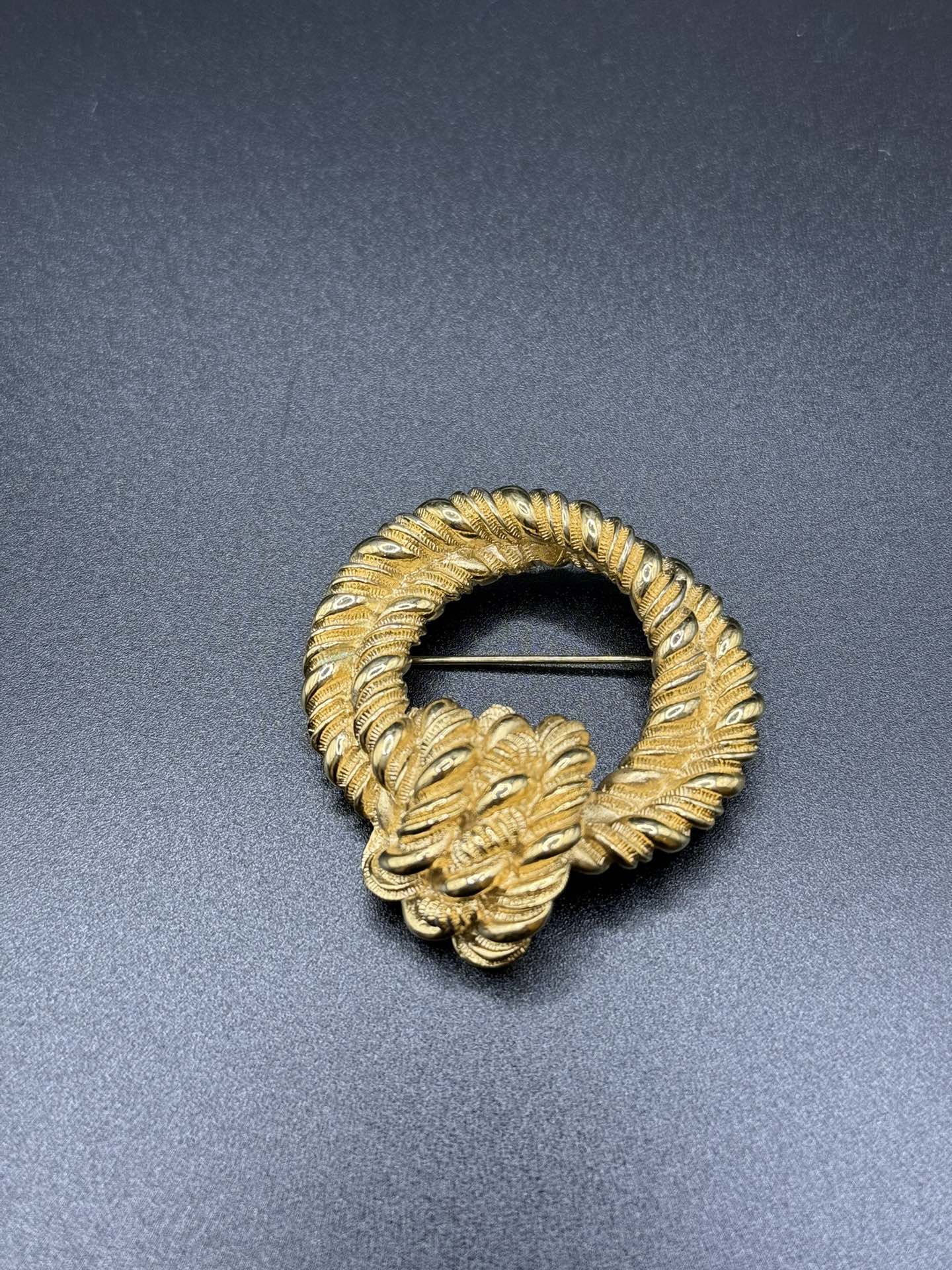 DIOR  Rope-Knot Link Brooch