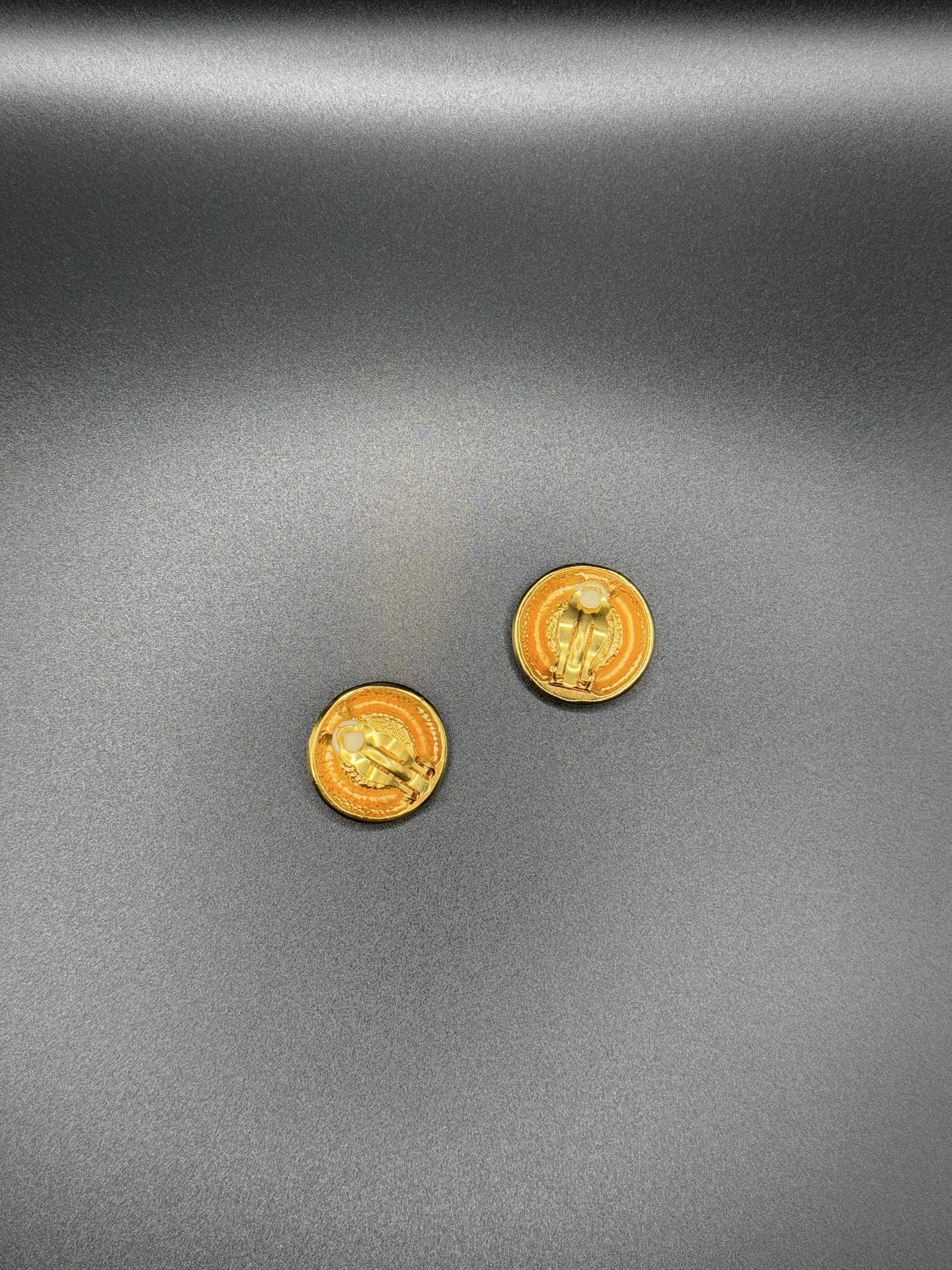 CHANEL Pearl Clip on Earring