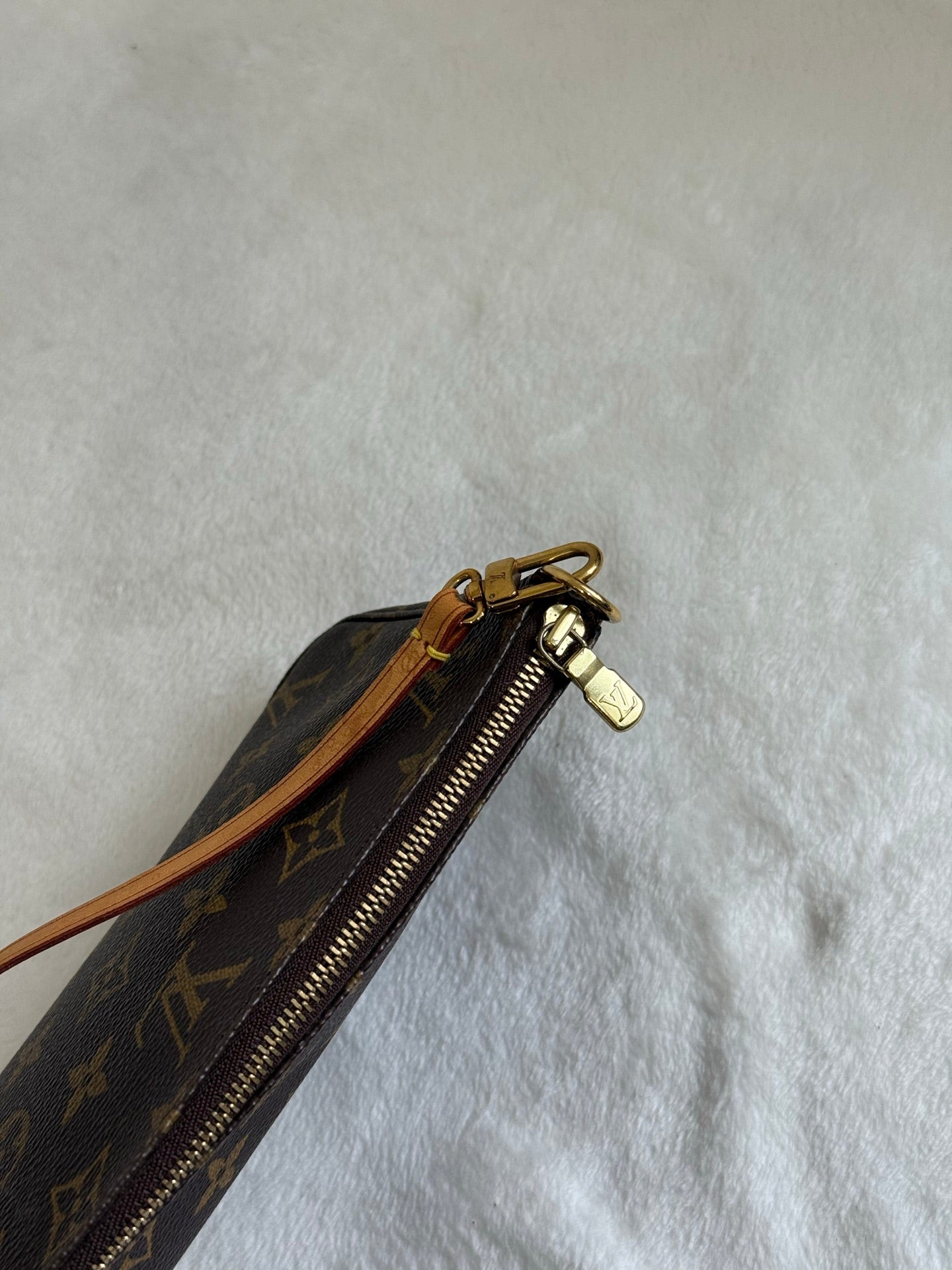 LOUIS VUITTON Pochette Accessoires Monogram