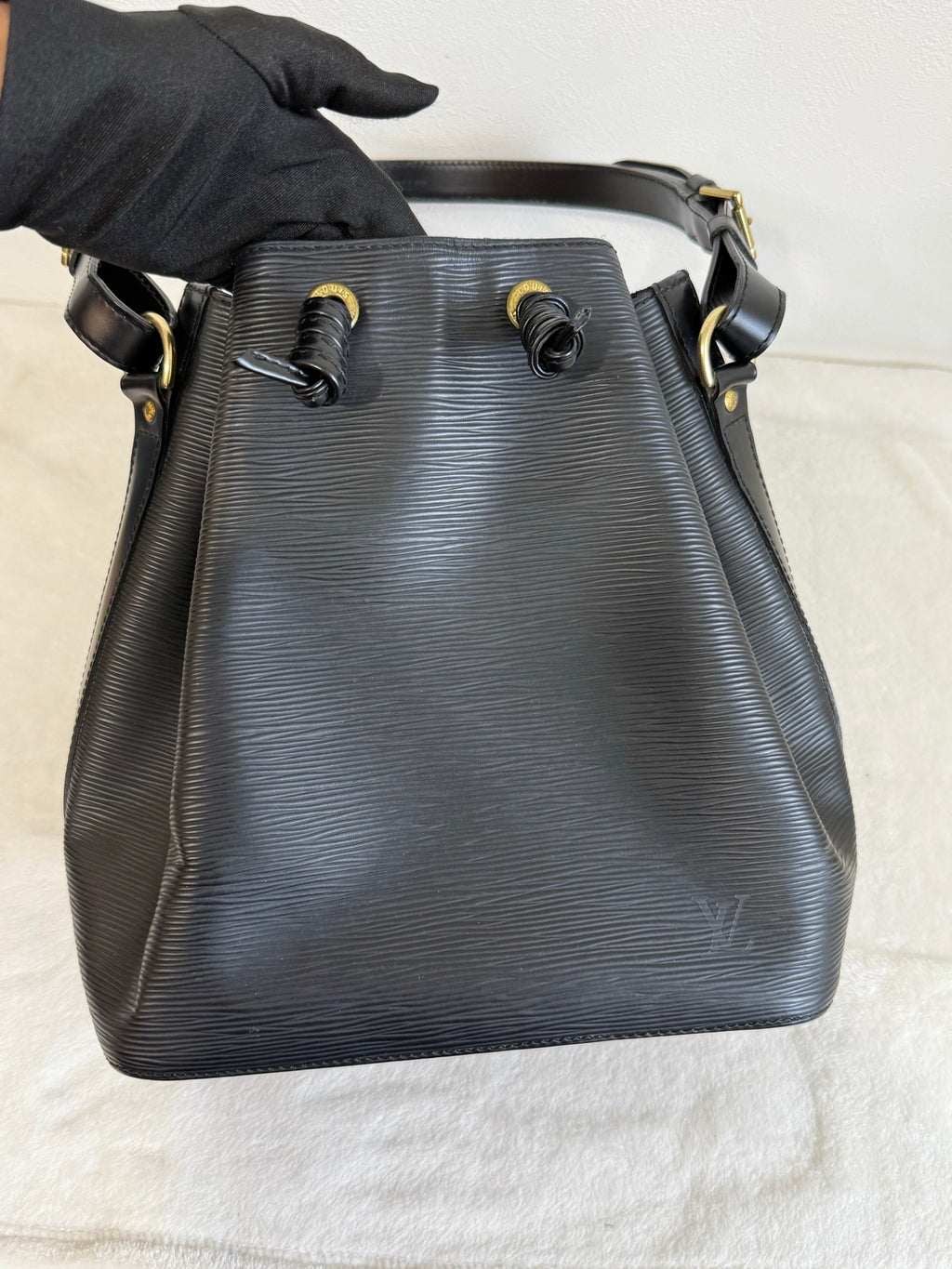 LOUIS VUITTON Epi Noe Bucket Bag