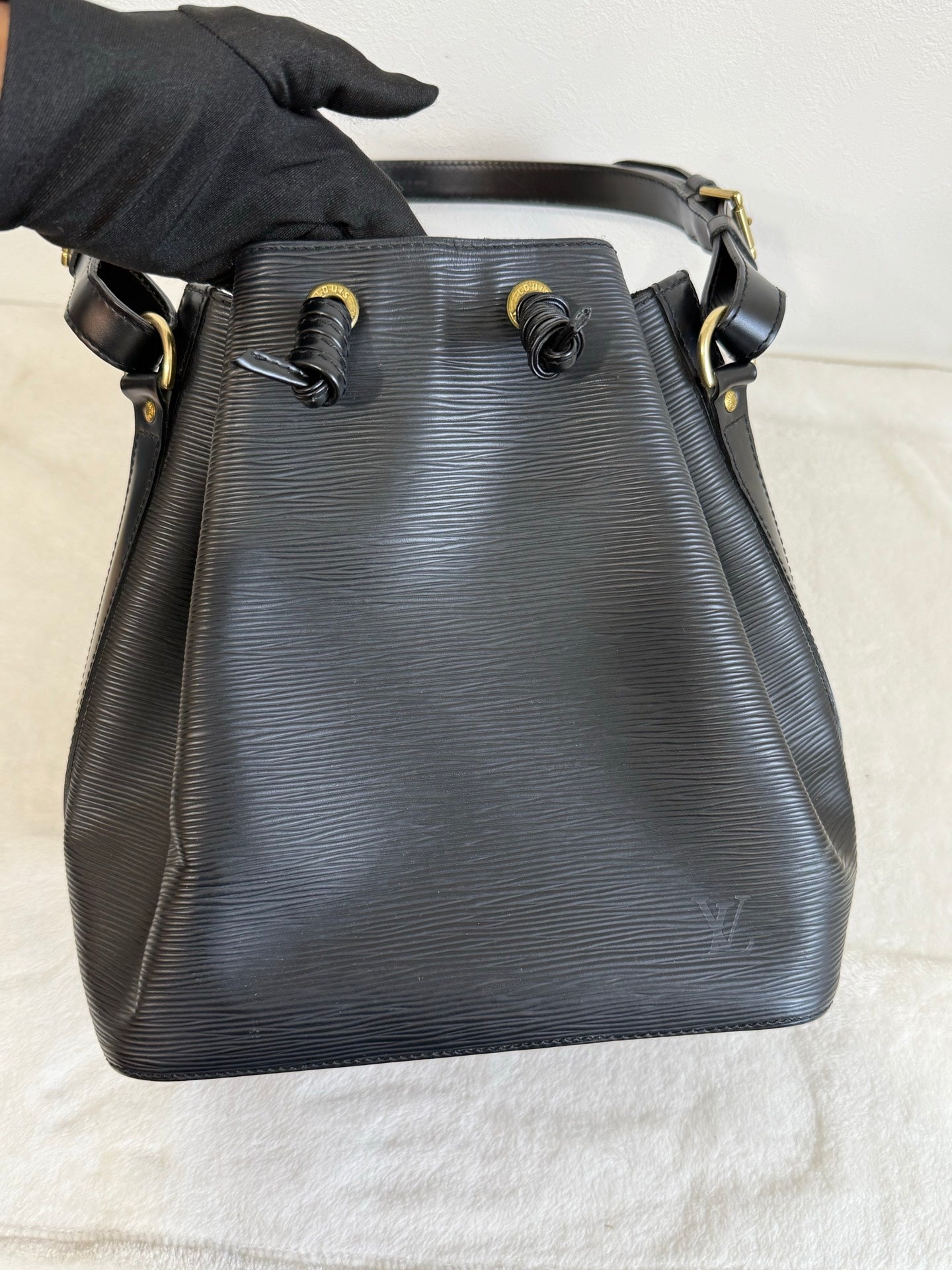 LOUIS VUITTON Epi Noe Bucket Bag