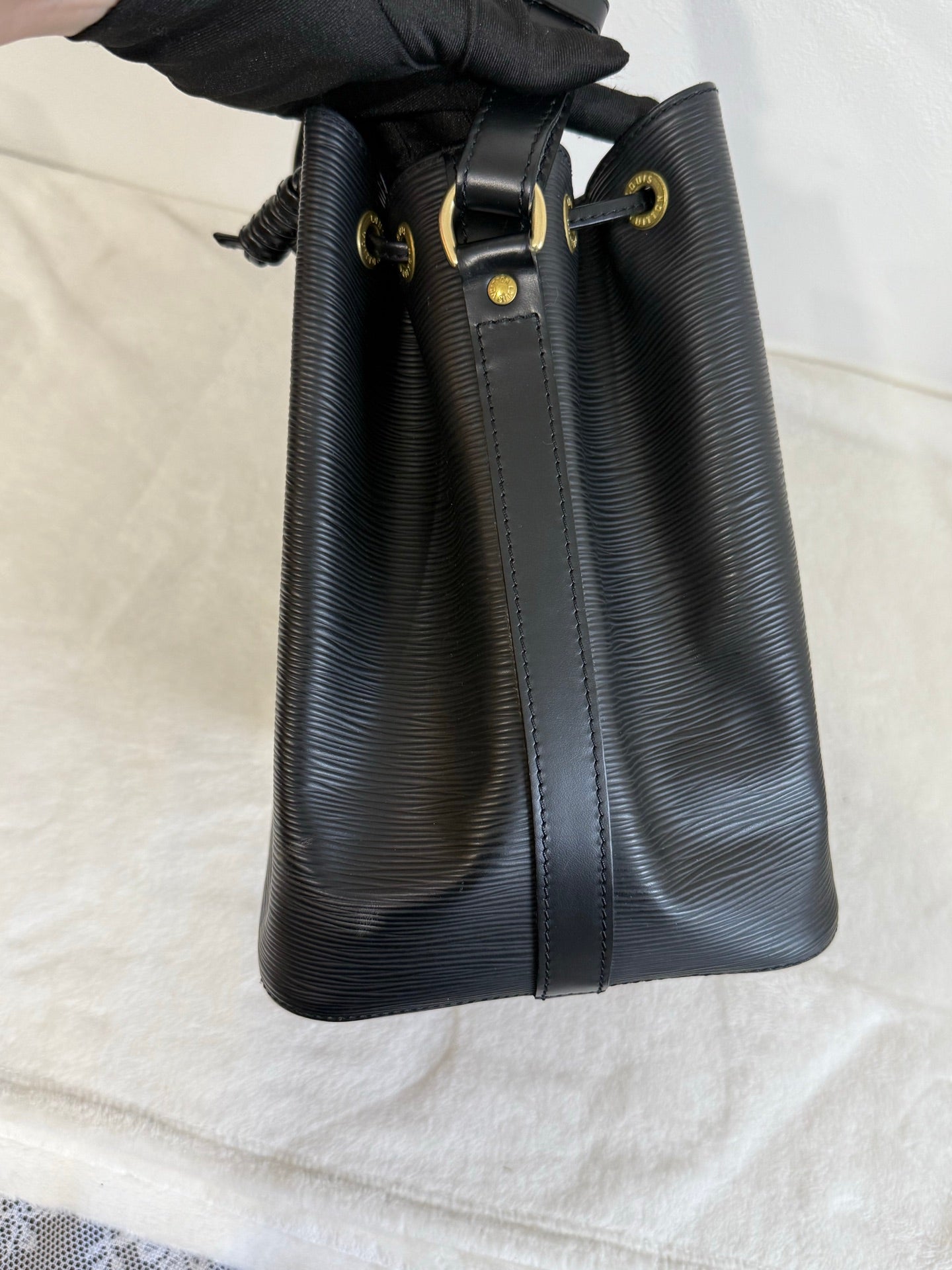 LOUIS VUITTON Epi Noe Bucket Bag