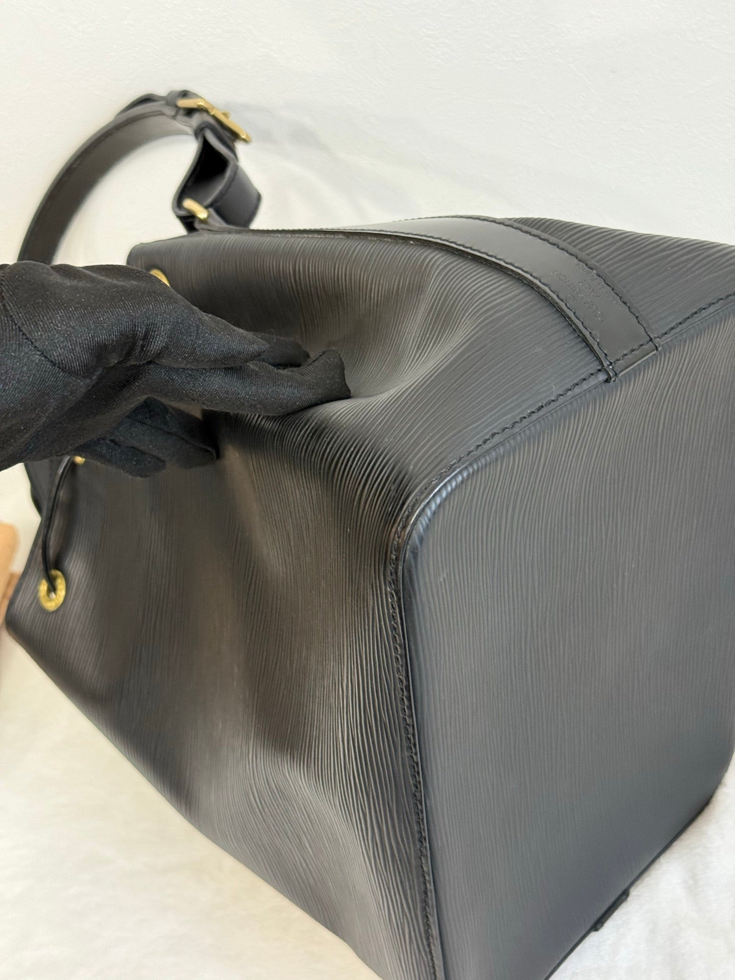 LOUIS VUITTON Epi Noe Bucket Bag