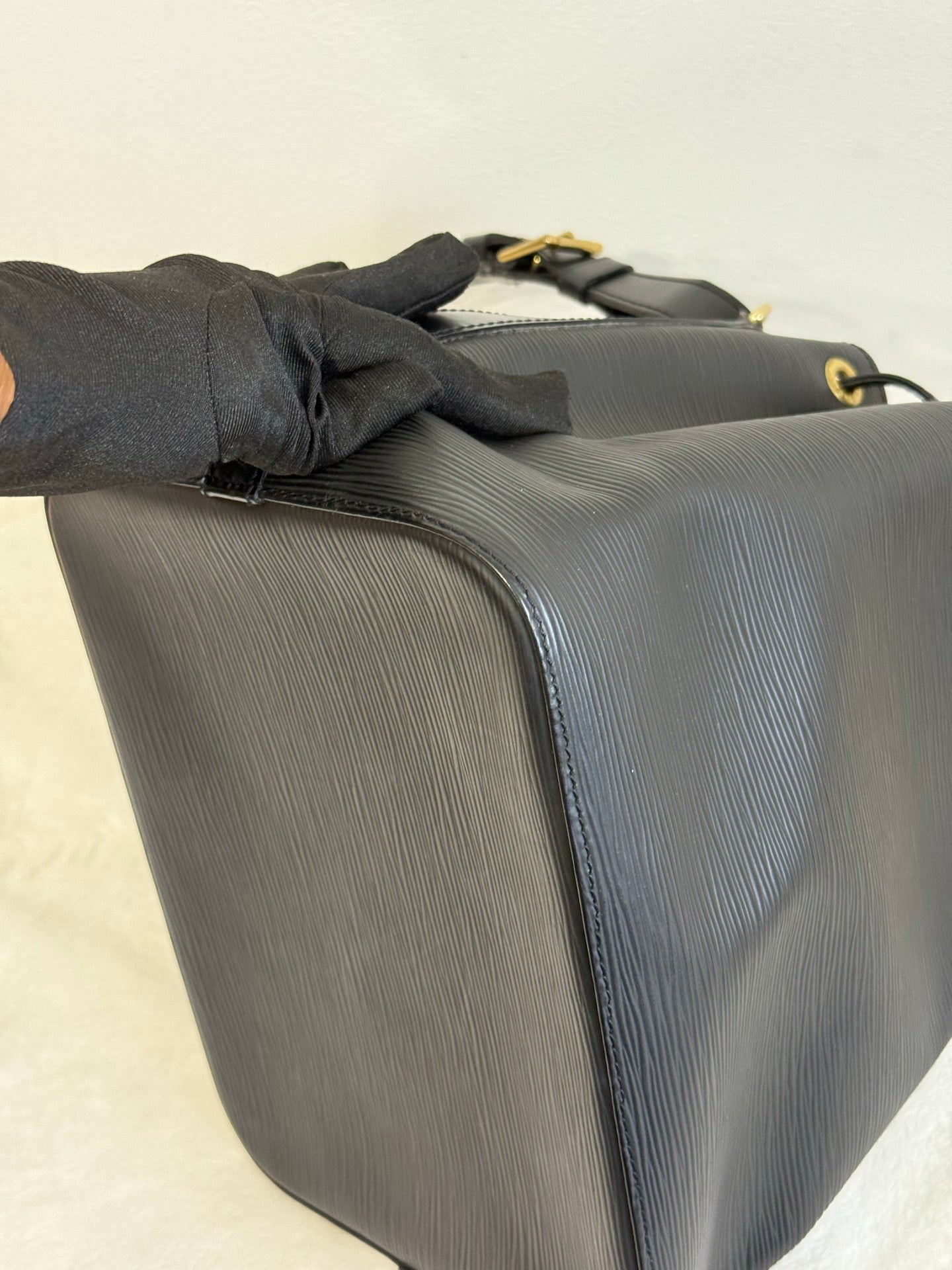 LOUIS VUITTON Epi Noe Bucket Bag