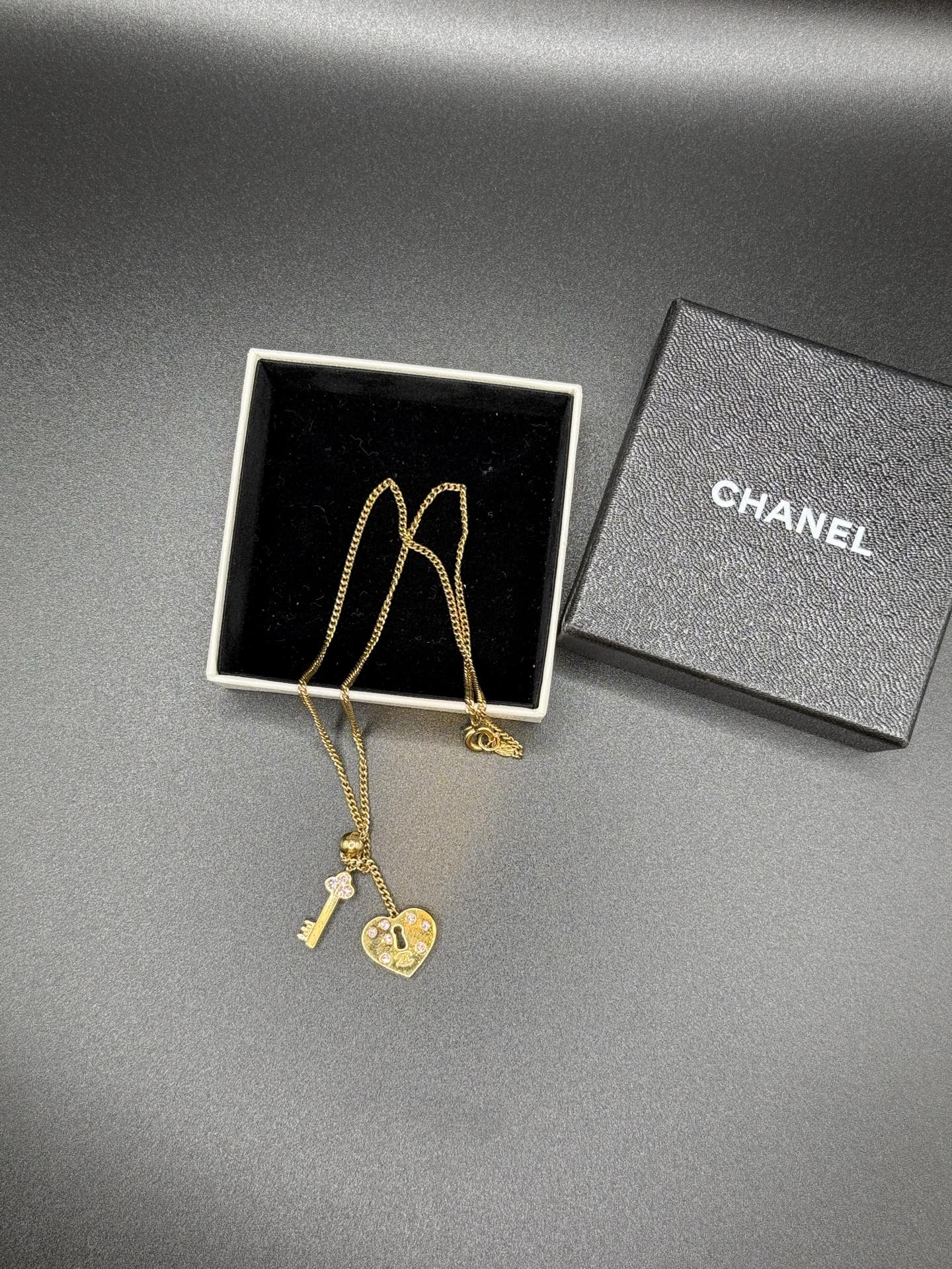 CHANEL DoubleC  Heart-shaped lock and keys