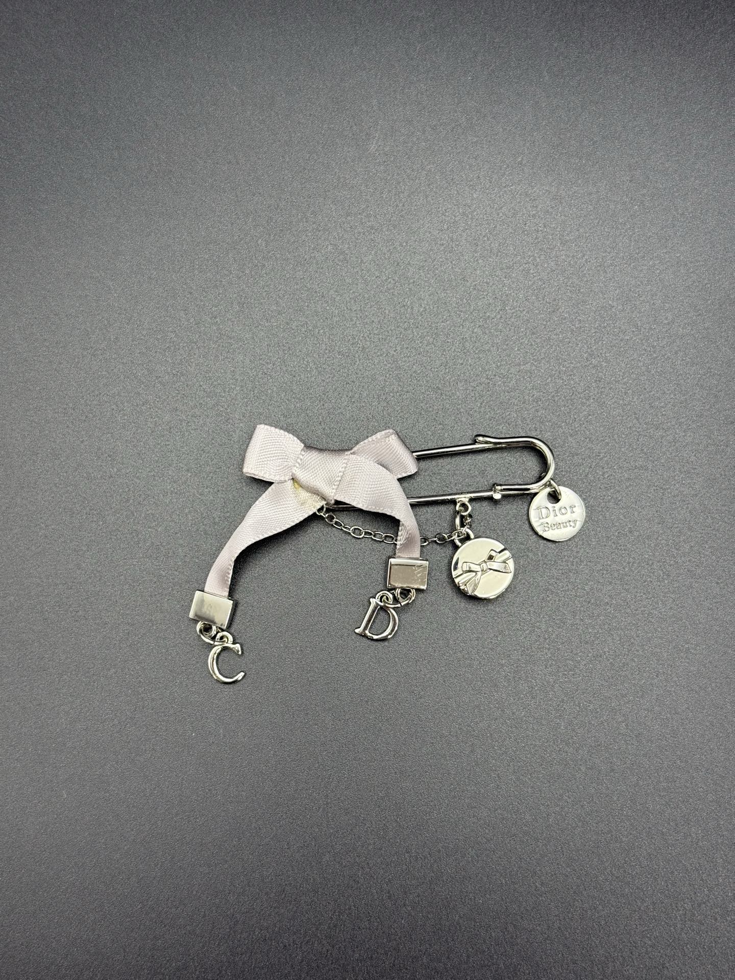 CHRISTIAN DIOR Ribbon Brooch