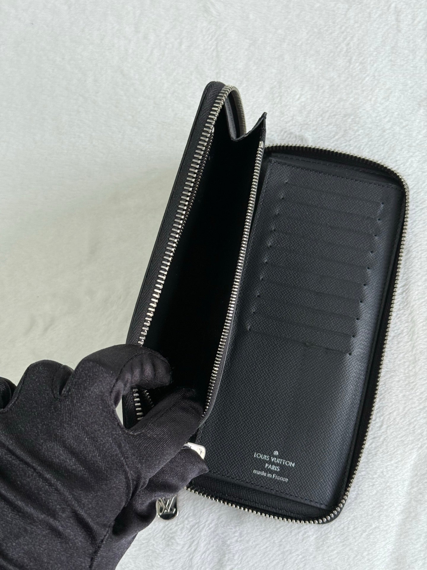 LOUIS VUITTON Damier Zippy Wallet