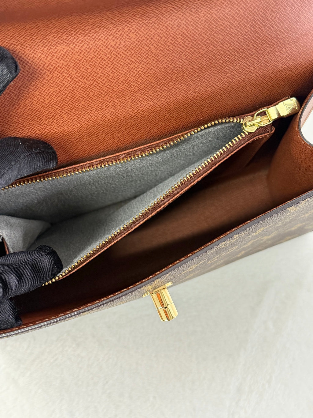 LOUIS VUITTON Monogram Kelly Handbag