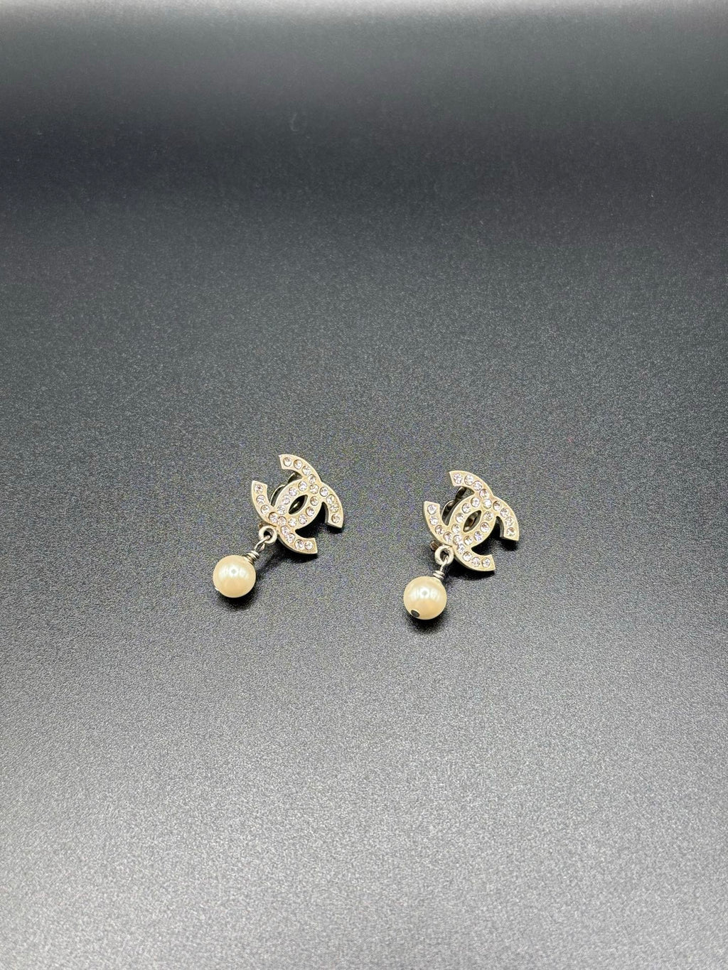 CHANEL Pearl Ear clips
