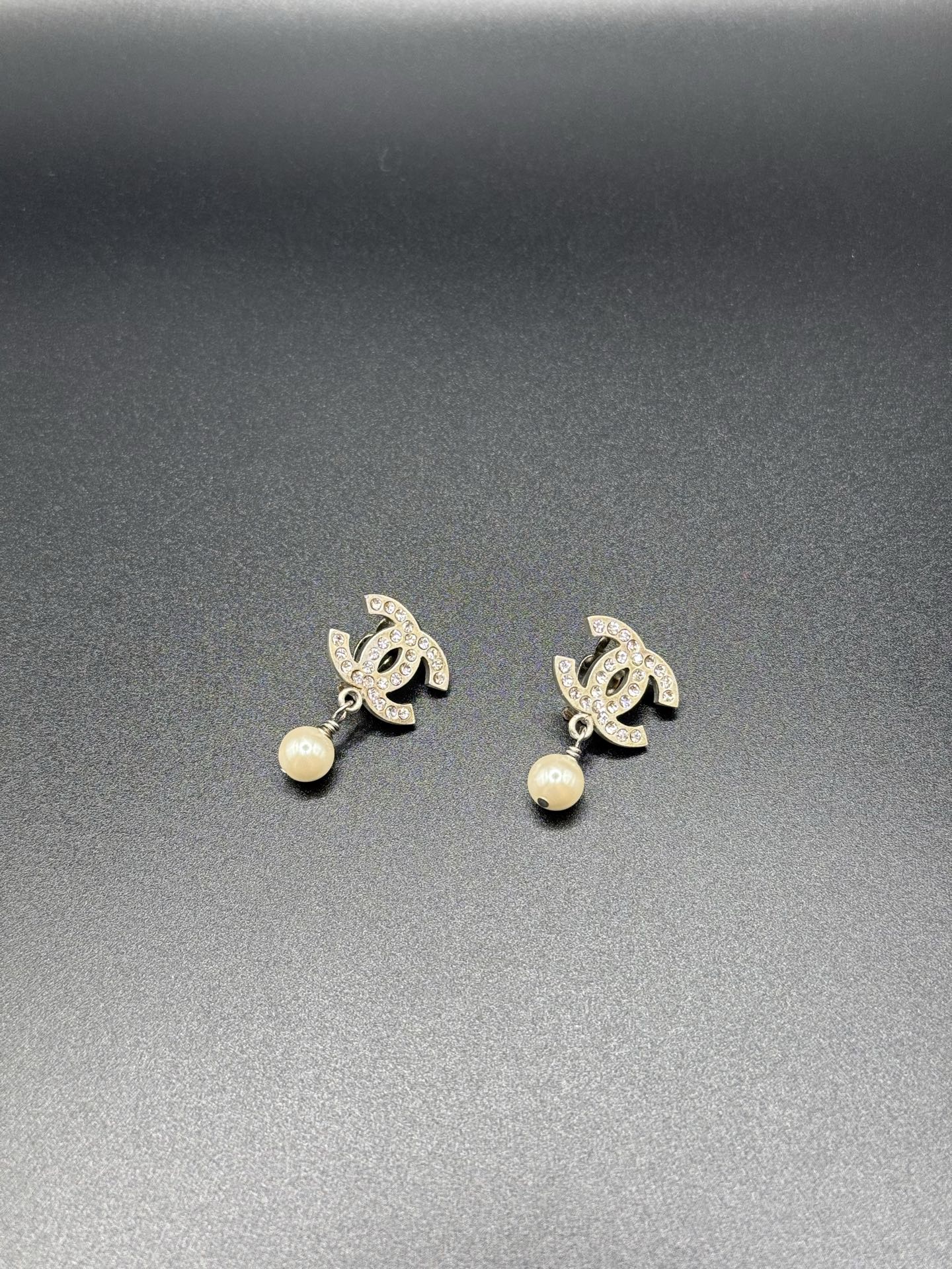 CHANEL Pearl Ear clips