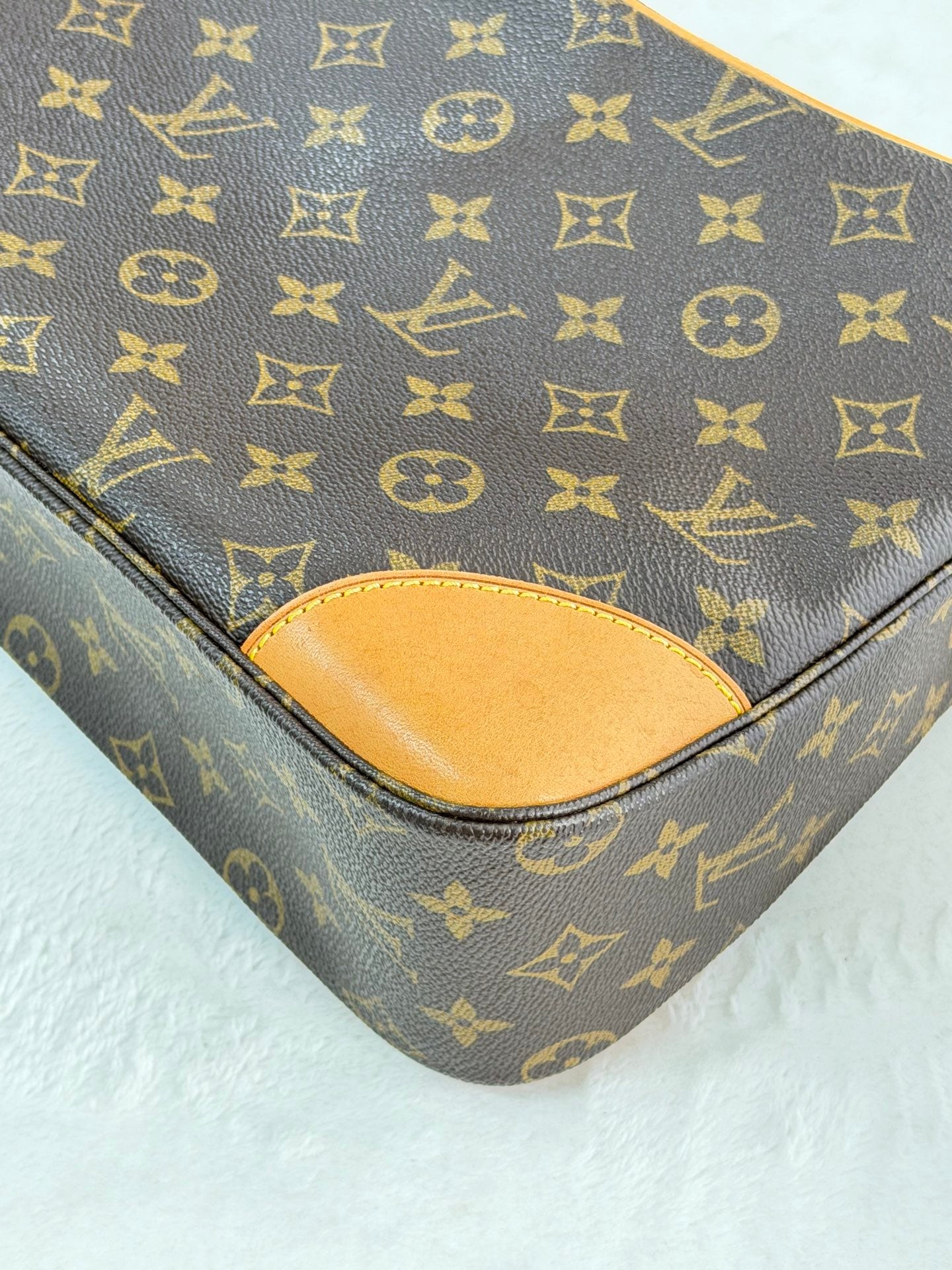 LOUIS VUITTON Monogram Shoulder bag