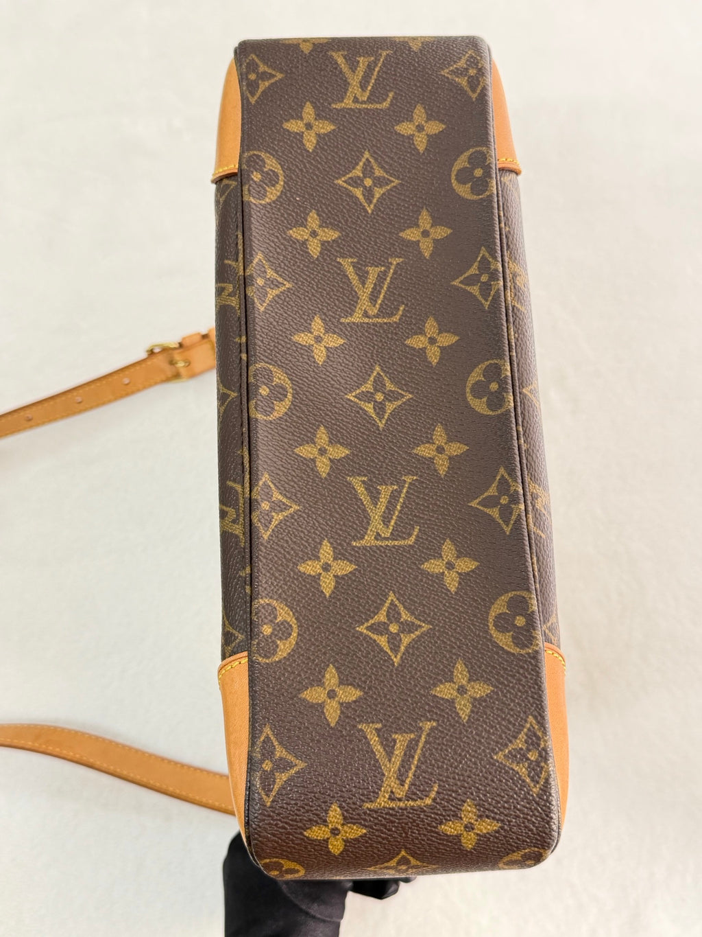 LOUIS VUITTON Monogram Shoulder bag