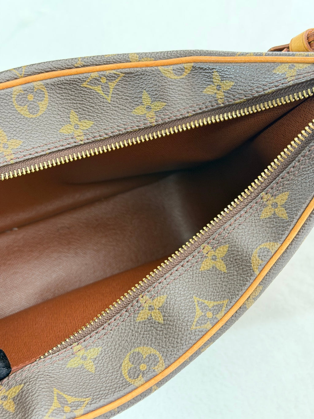 LOUIS VUITTON Monogram Shoulder bag