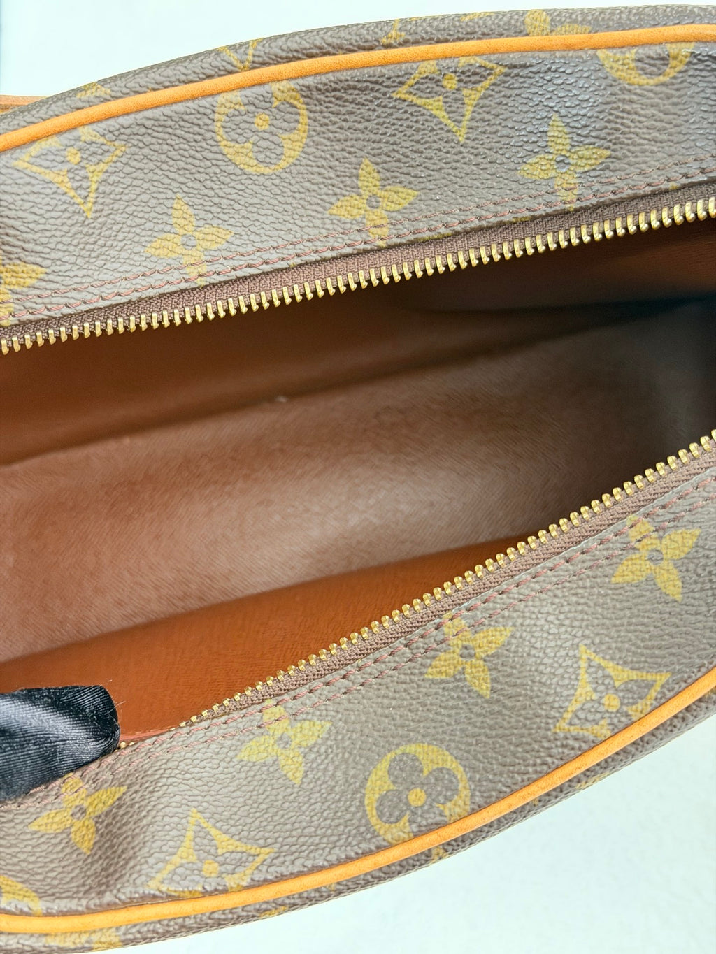 LOUIS VUITTON Monogram Shoulder bag