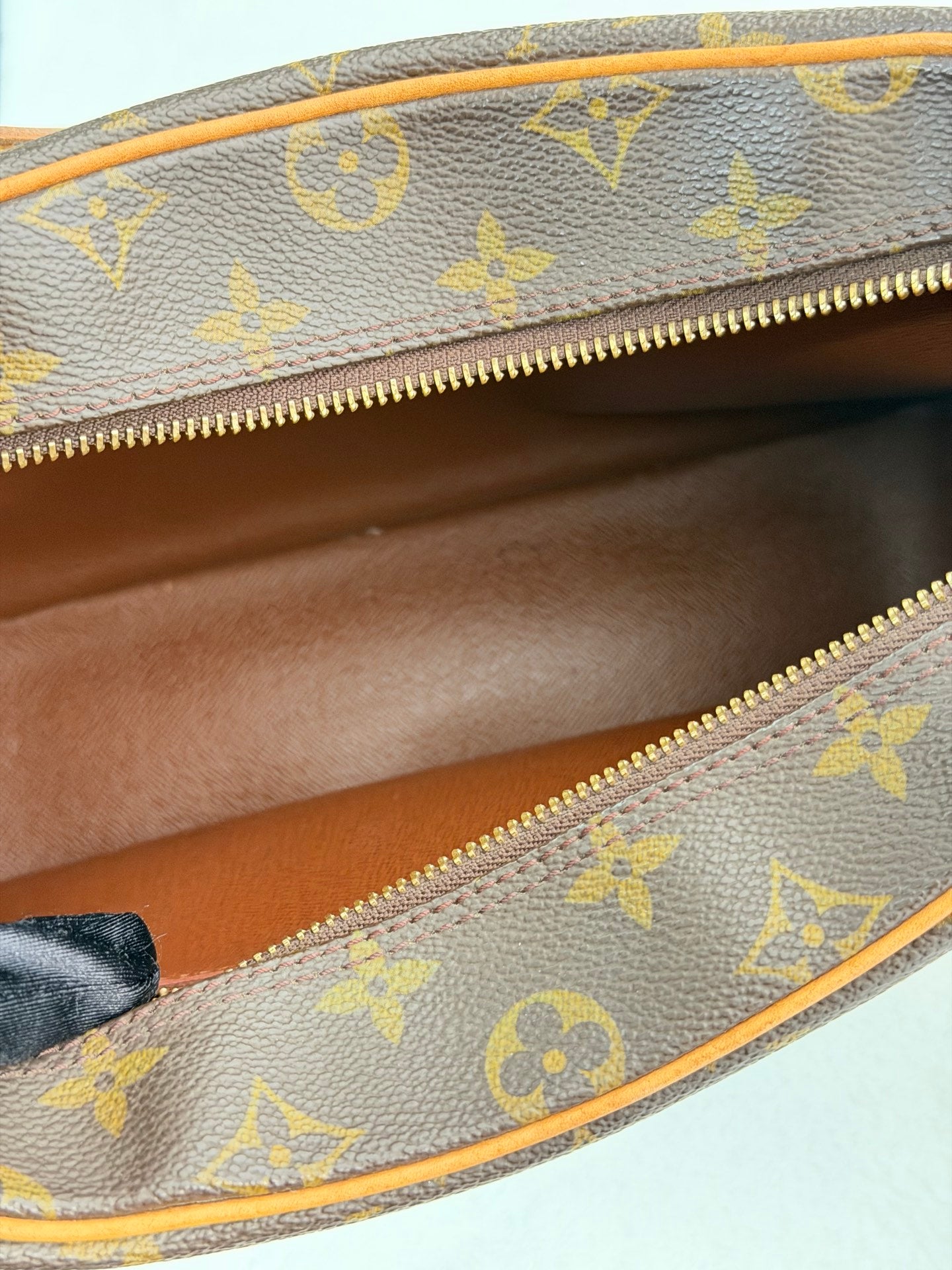 LOUIS VUITTON Monogram Shoulder bag