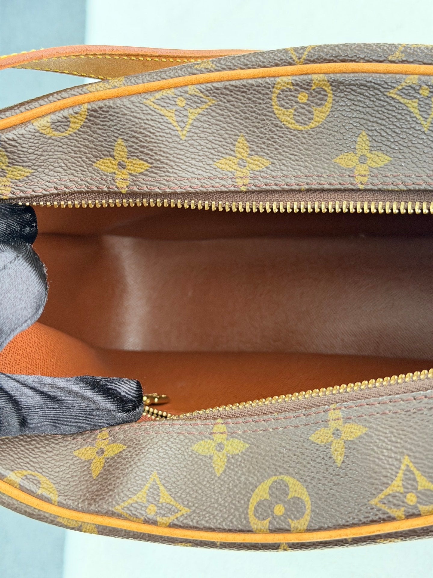 LOUIS VUITTON Monogram Shoulder bag