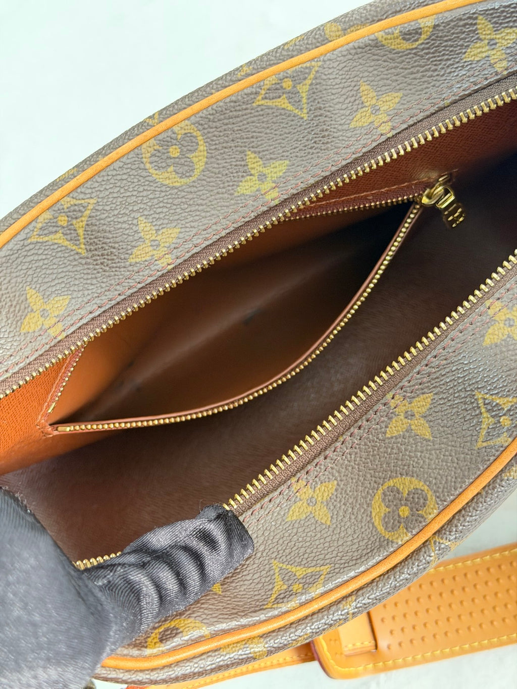 LOUIS VUITTON Monogram Shoulder bag